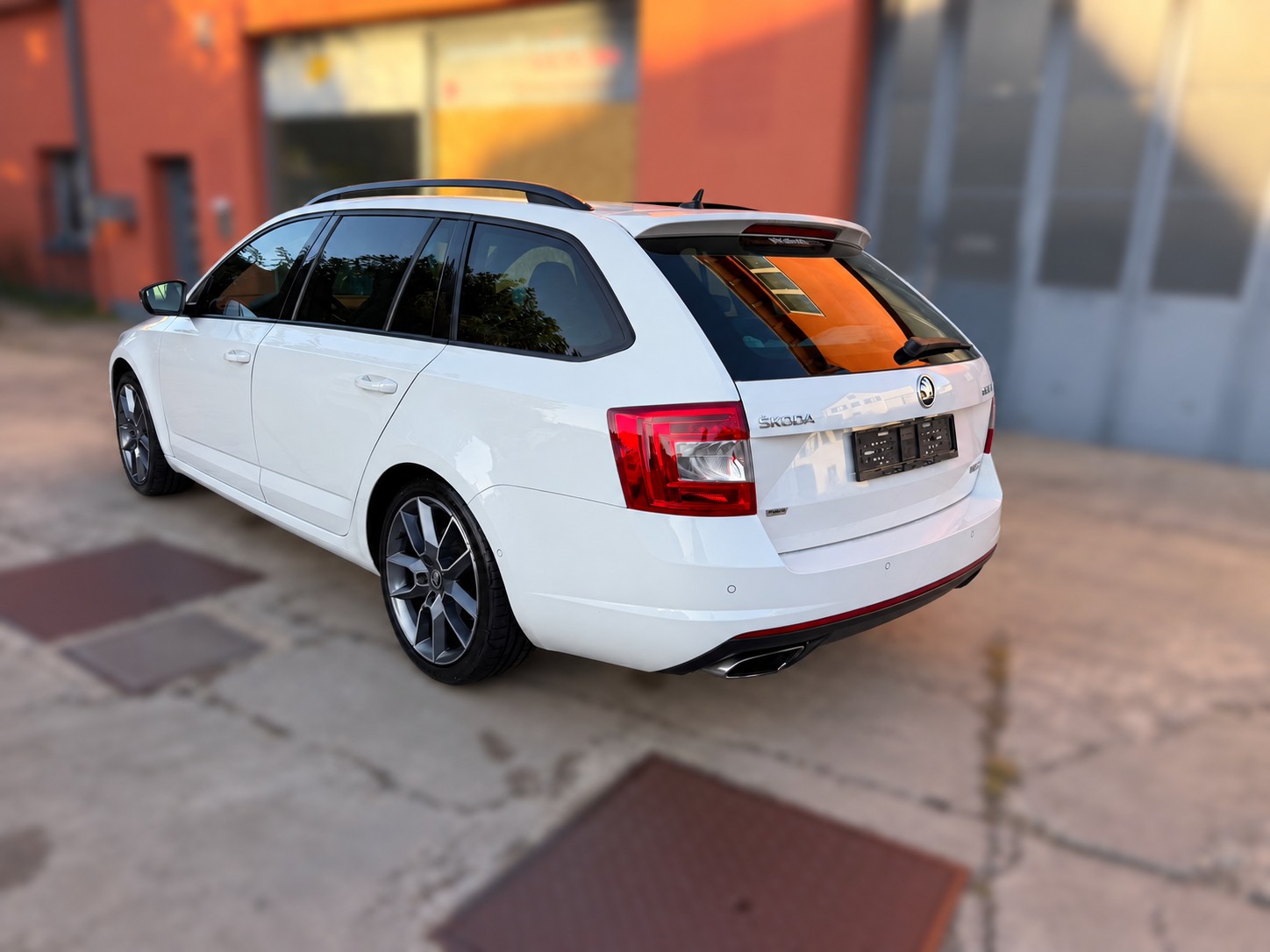 SKODA Octavia Combi 2.0 TSI RS DSG-image-2
