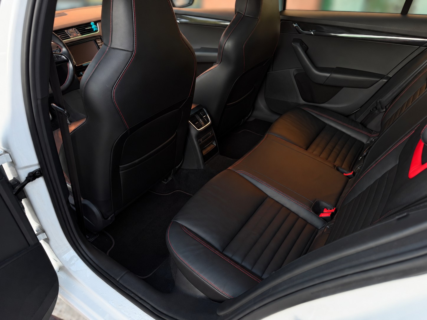 SKODA Octavia Combi 2.0 TSI RS DSG-image-10