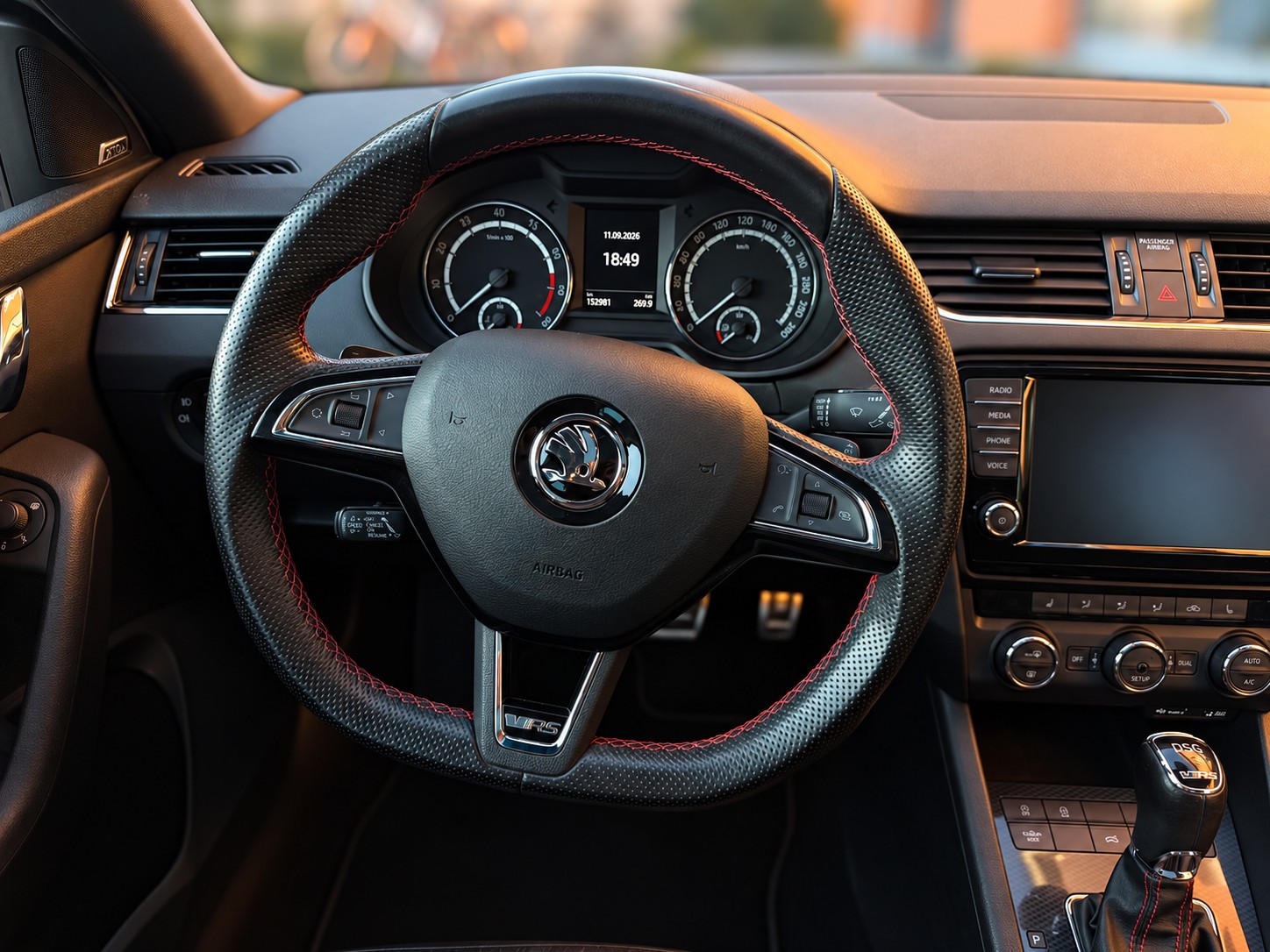 SKODA Octavia Combi 2.0 TSI RS DSG-image-9