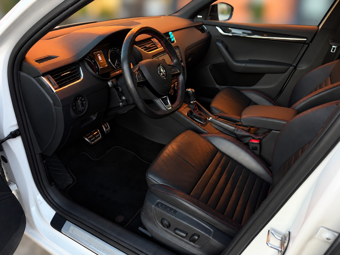 SKODA Octavia Combi 2.0 TSI RS DSG-image-6