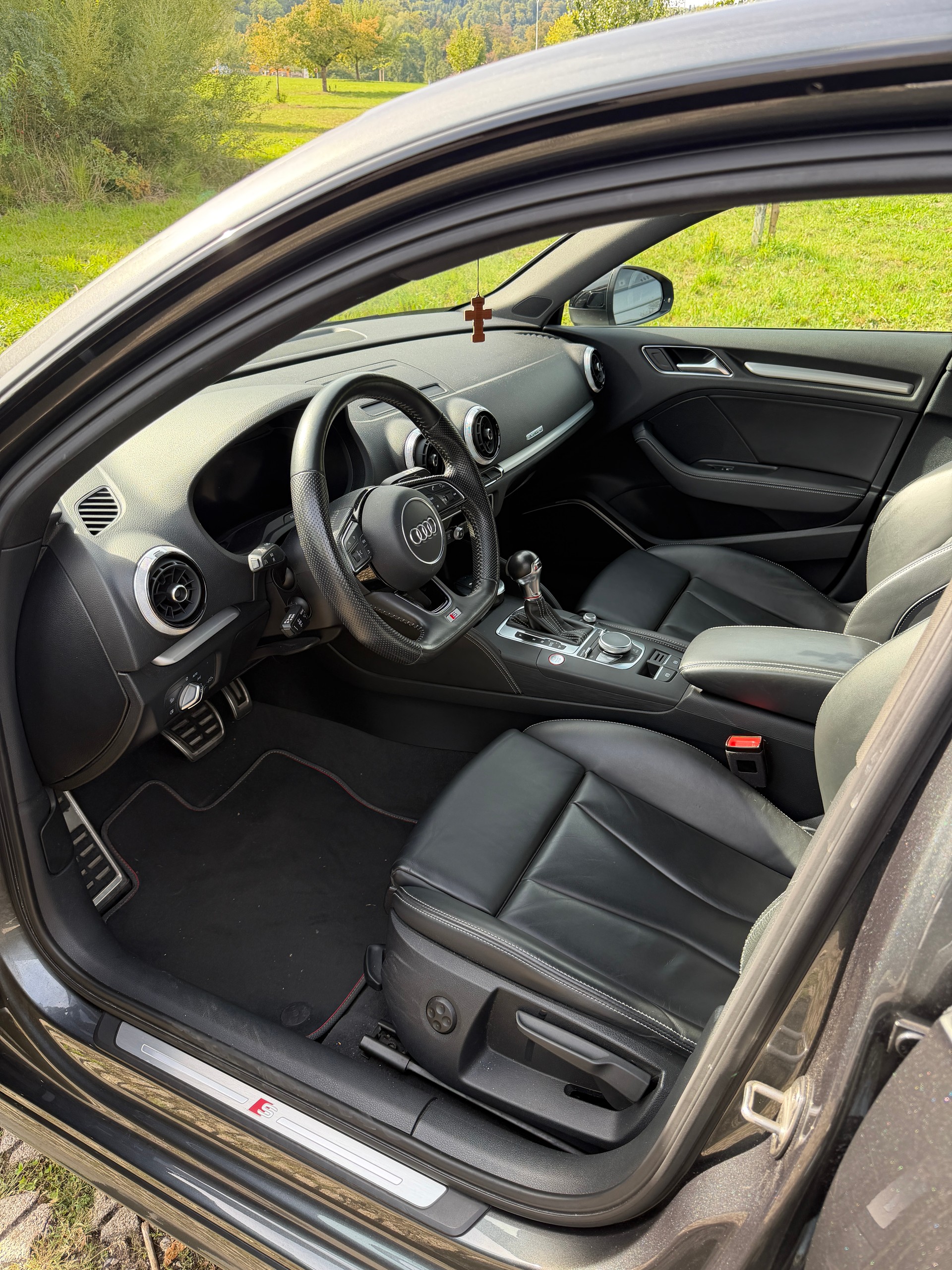 AUDI S3 2.0 T FSI quattro S-Tronic-image-4
