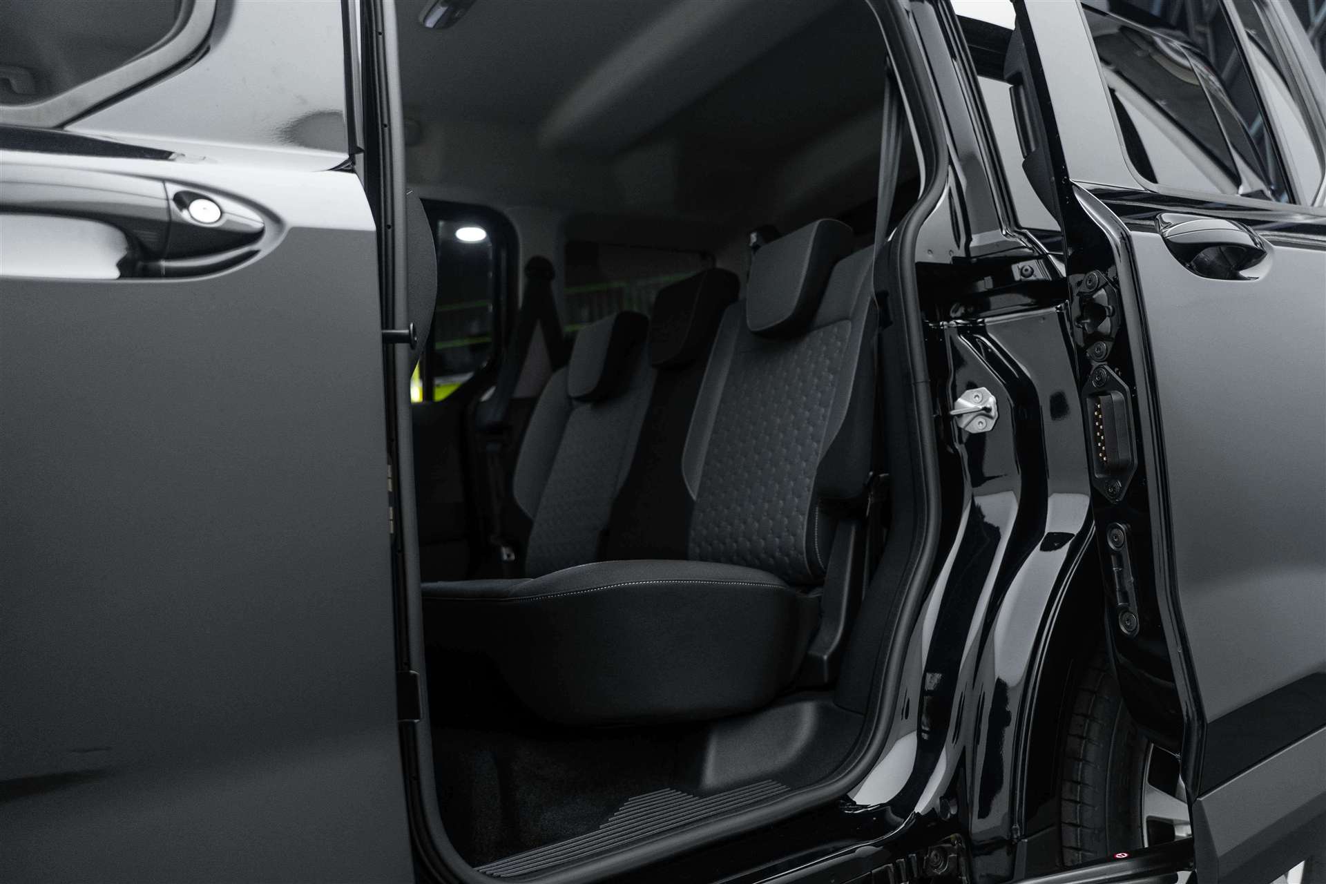 FORD Tourneo Courier 1.0 EcoBoost Titanium Automat-image-8