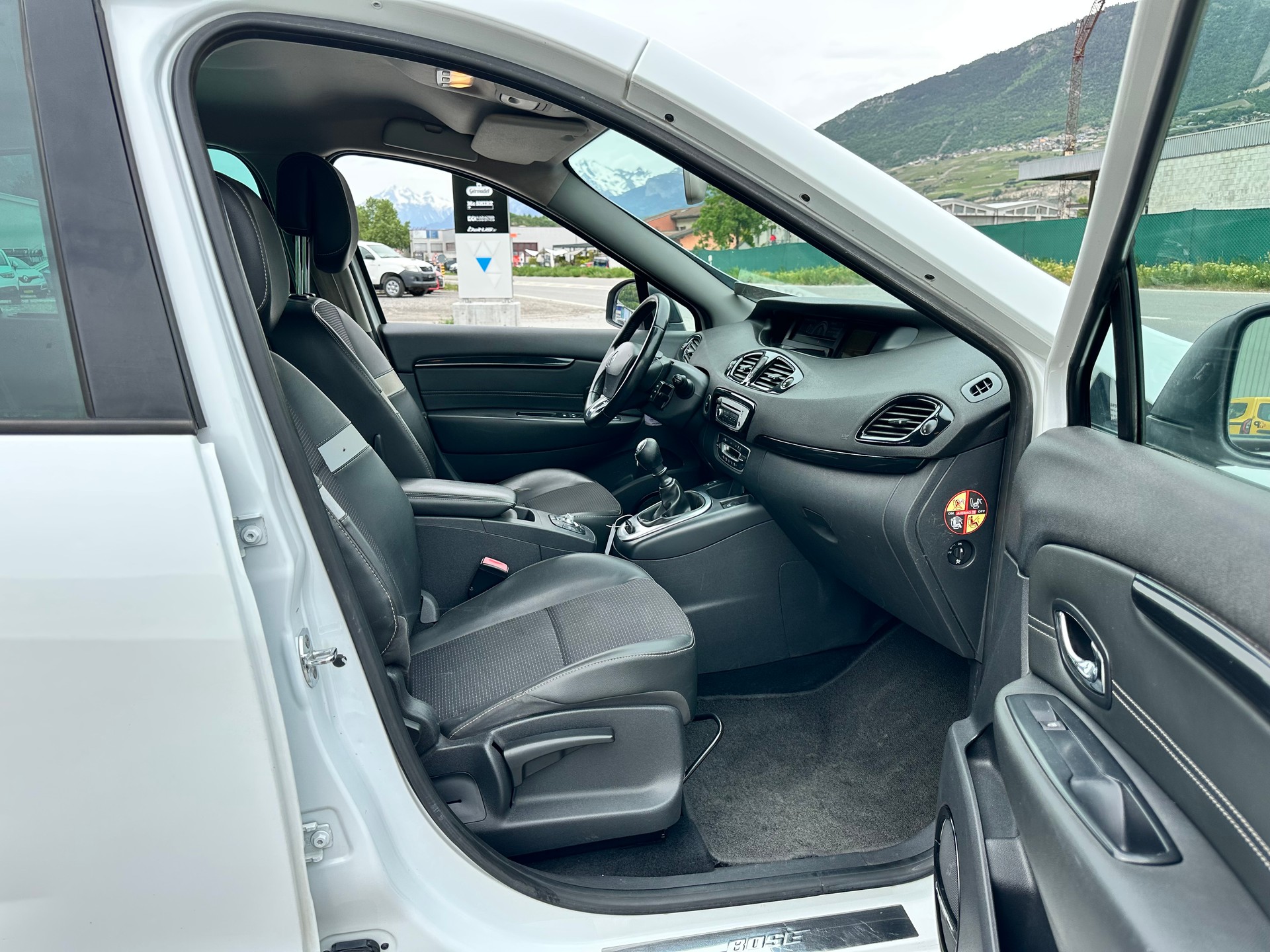 RENAULT Scénic 1.2 16V Turbo Bose Edition-image-9