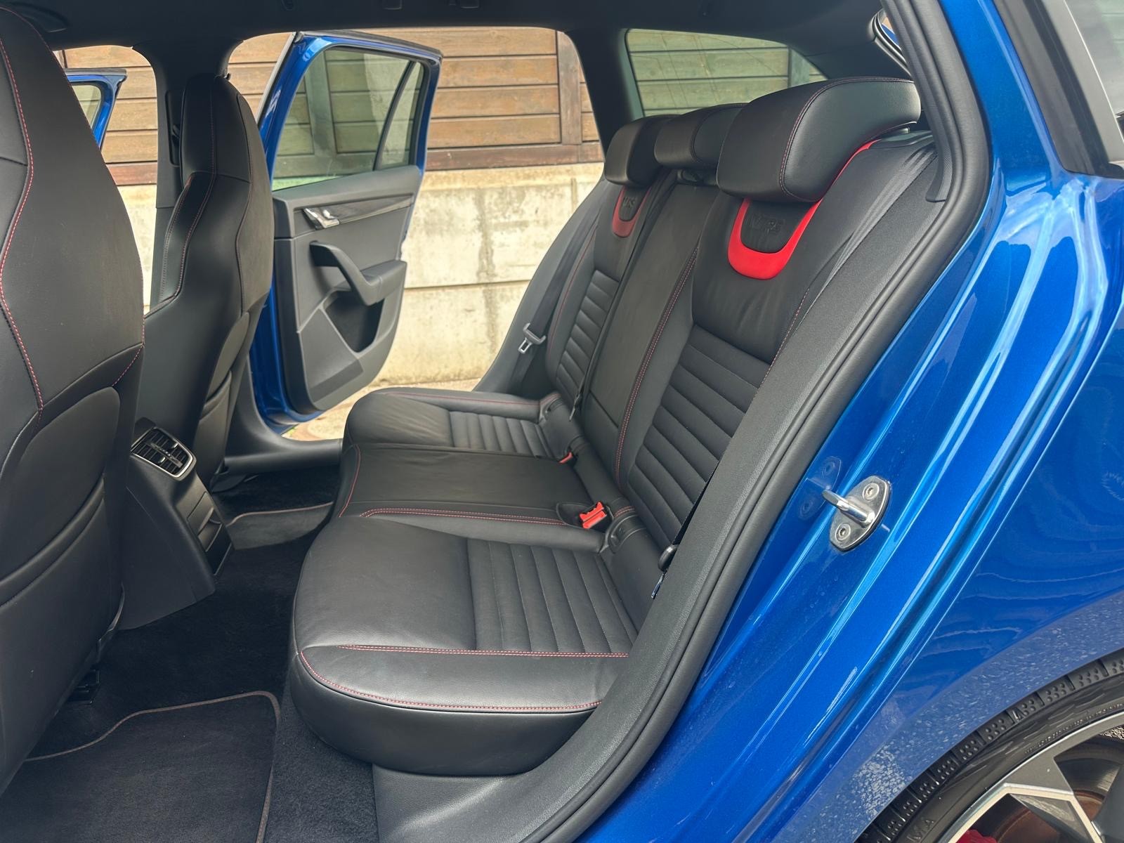 SKODA Octavia Combi 2.0 TDI RS 4x4 DSG-image-10