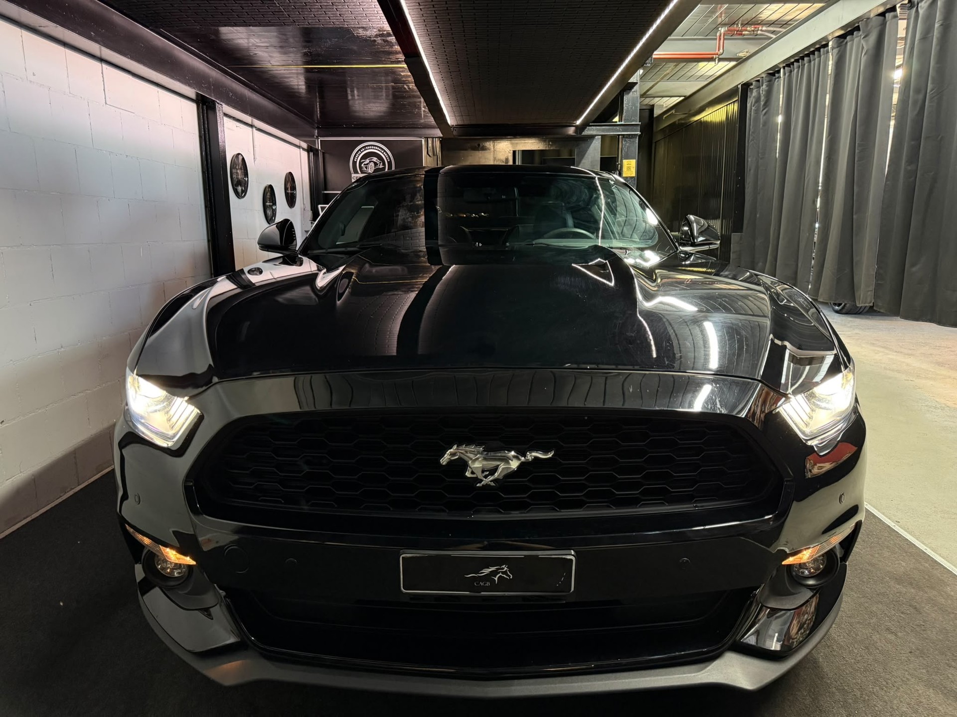 FORD Mustang Fastback 2.3 Automat / All Black / CH- Auto-image-7
