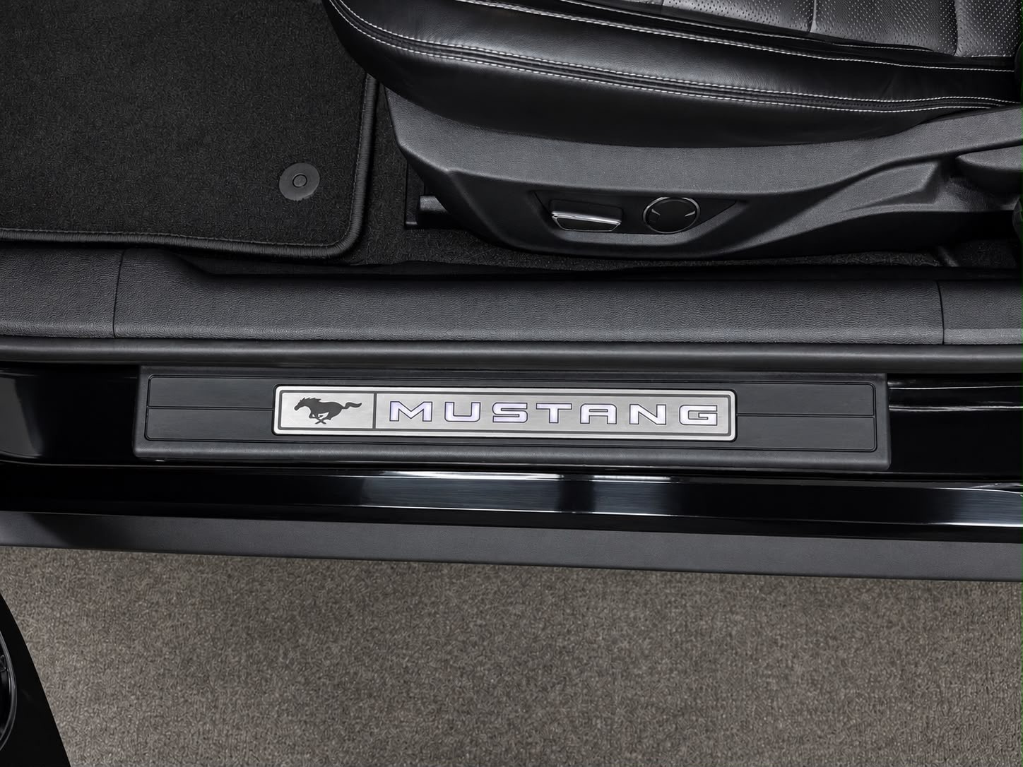 FORD Mustang Fastback 2.3 Automat / All Black / CH- Auto-image-20