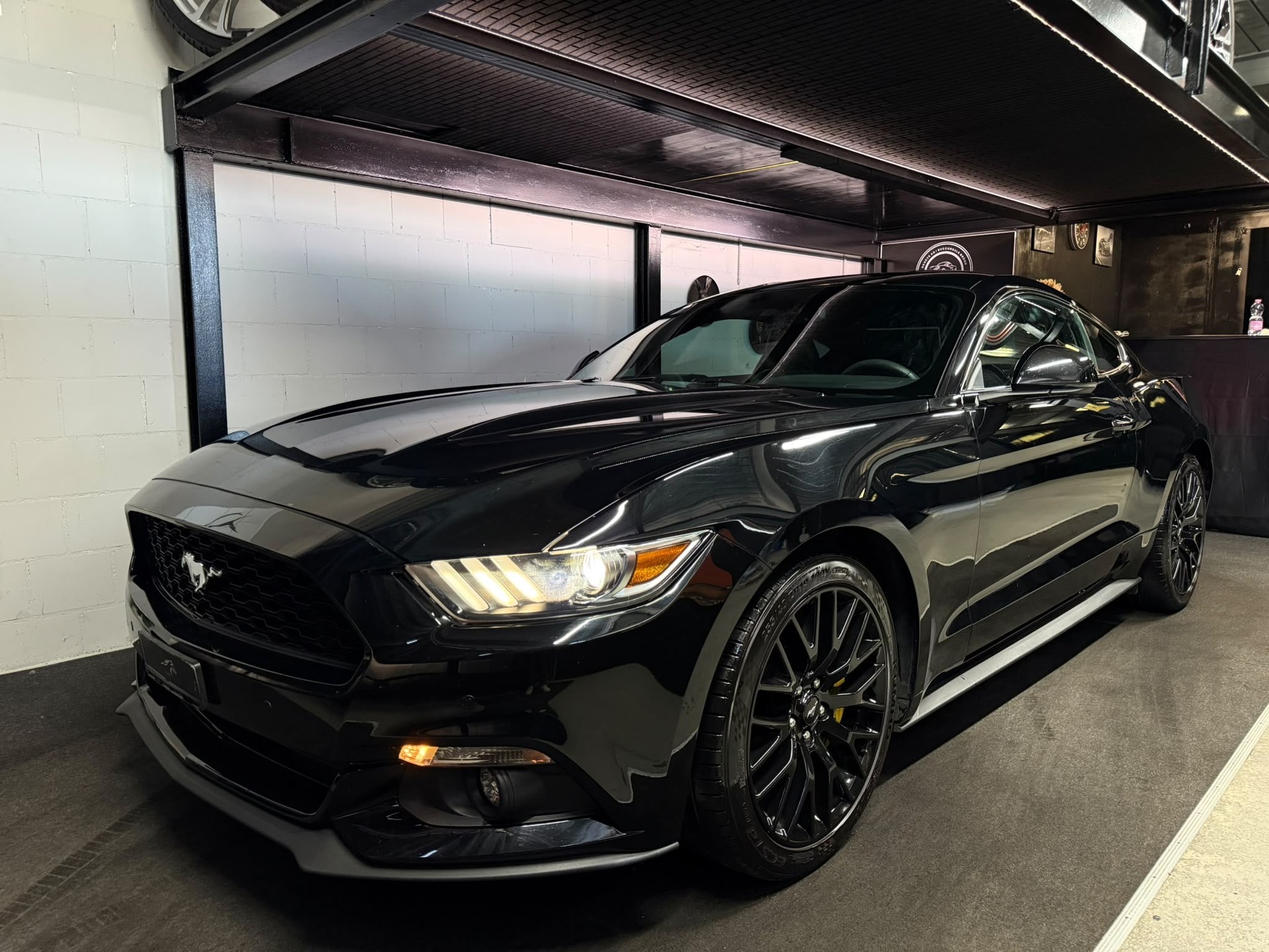 FORD Mustang Fastback 2.3 Automat / All Black / CH- Auto-image-2
