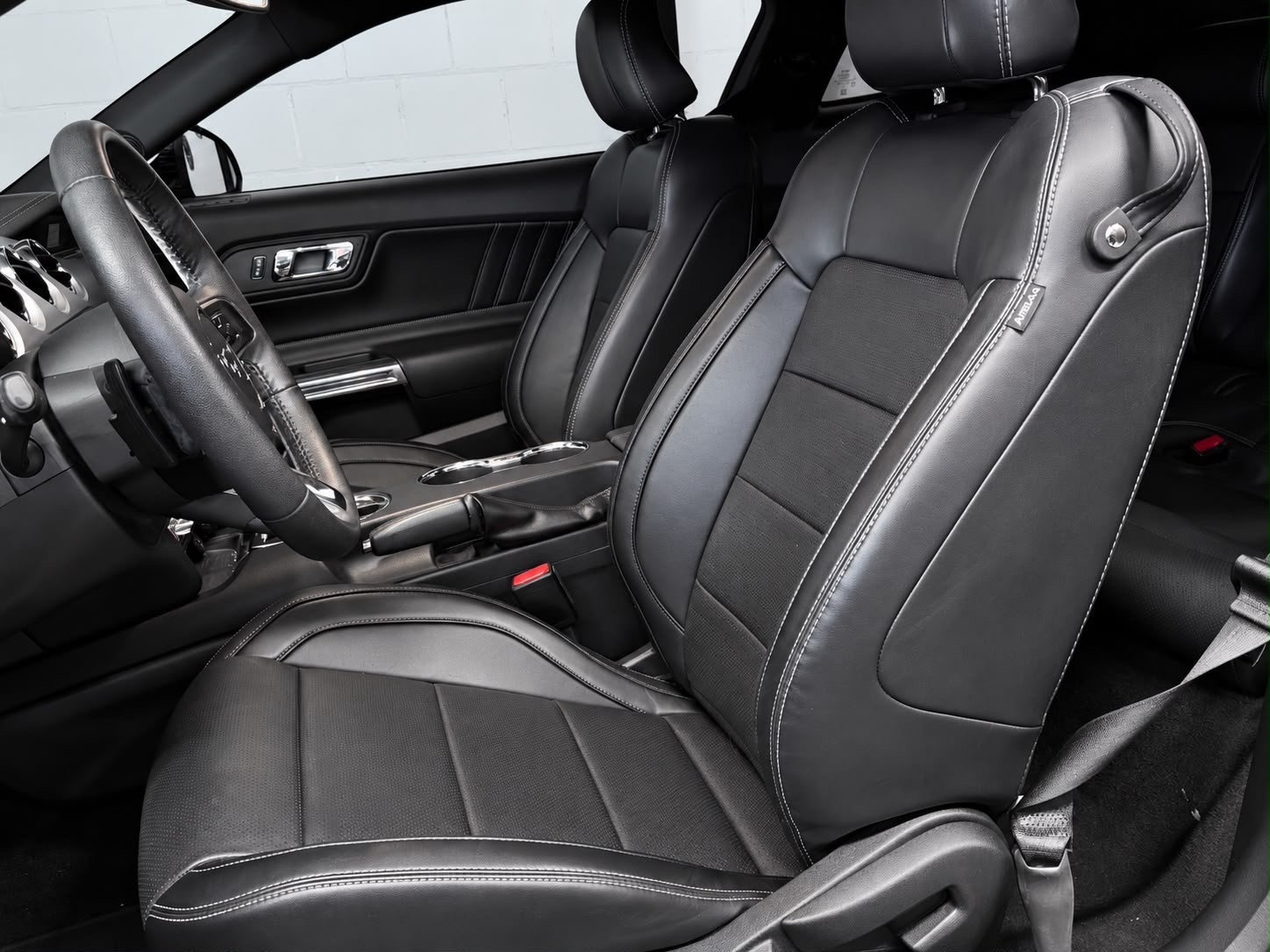 FORD Mustang Fastback 2.3 Automat / All Black / CH- Auto-image-12