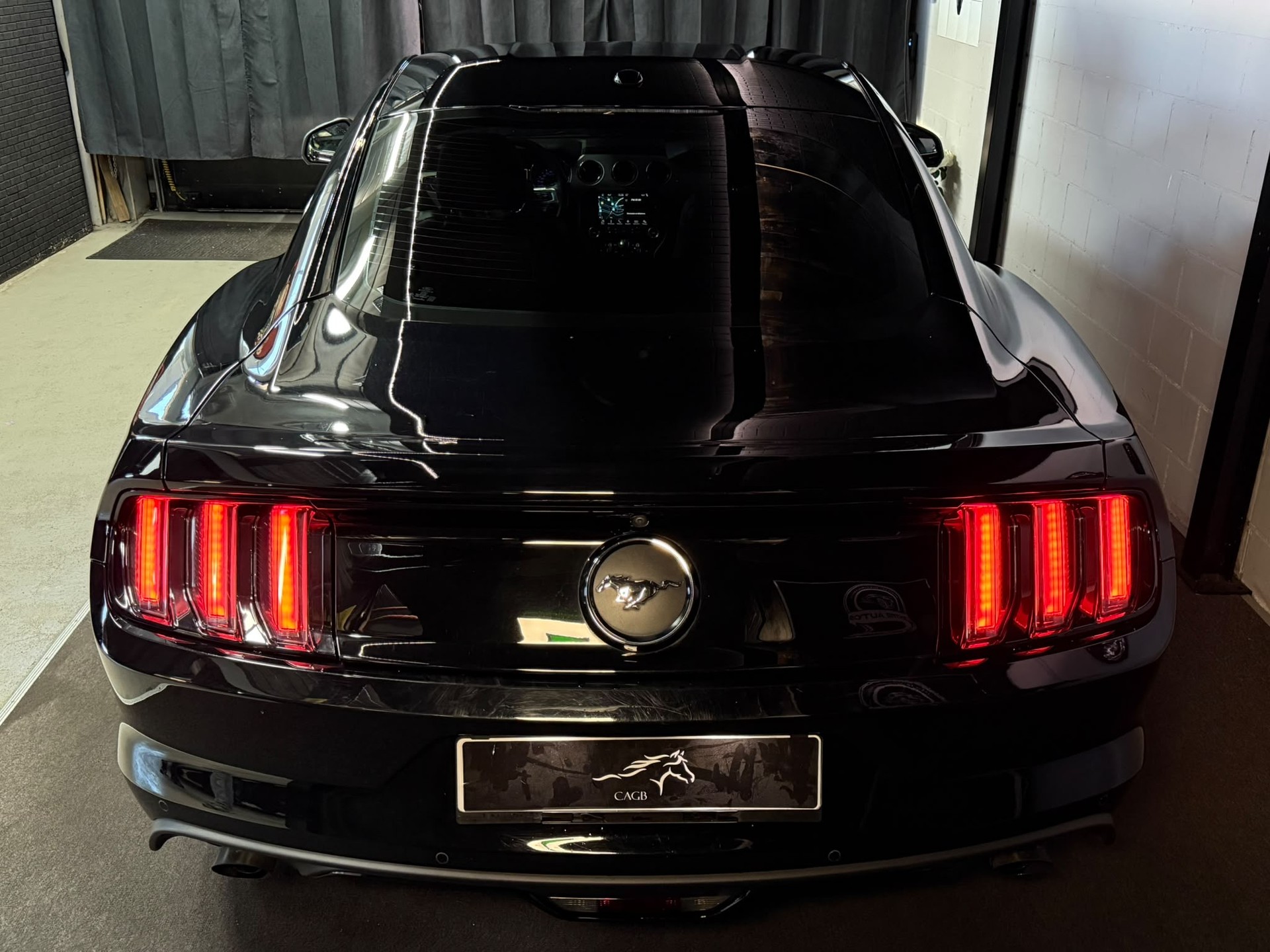 FORD Mustang Fastback 2.3 Automat / All Black / CH- Auto-image-6