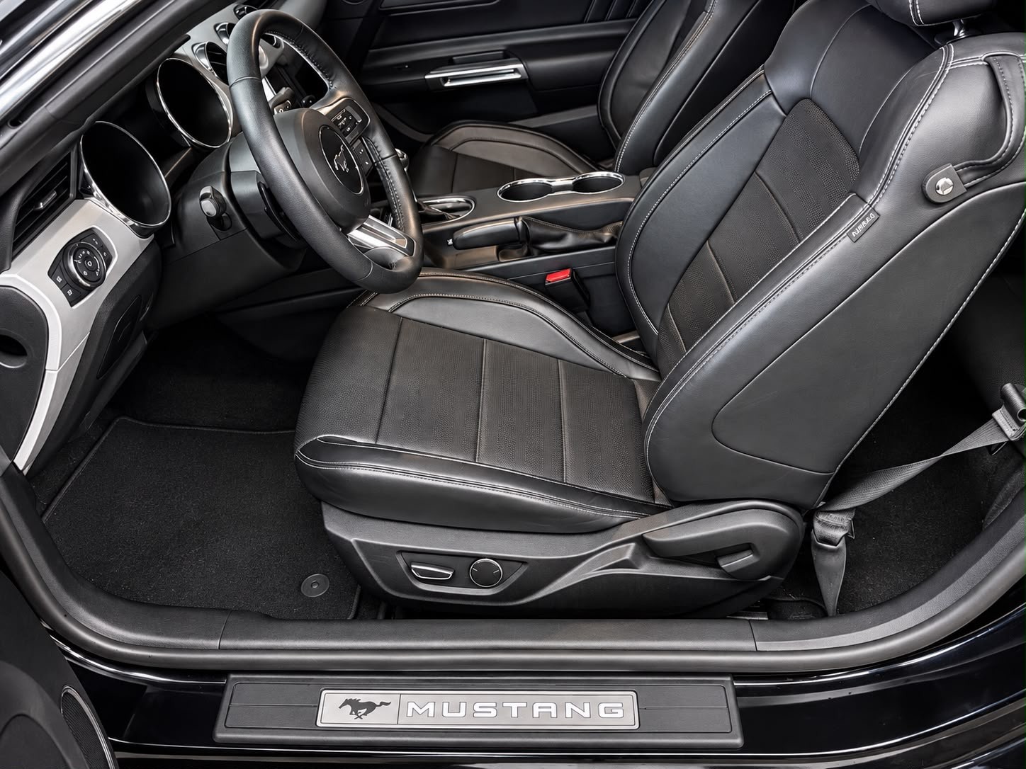 FORD Mustang Fastback 2.3 Automat / All Black / CH- Auto-image-11