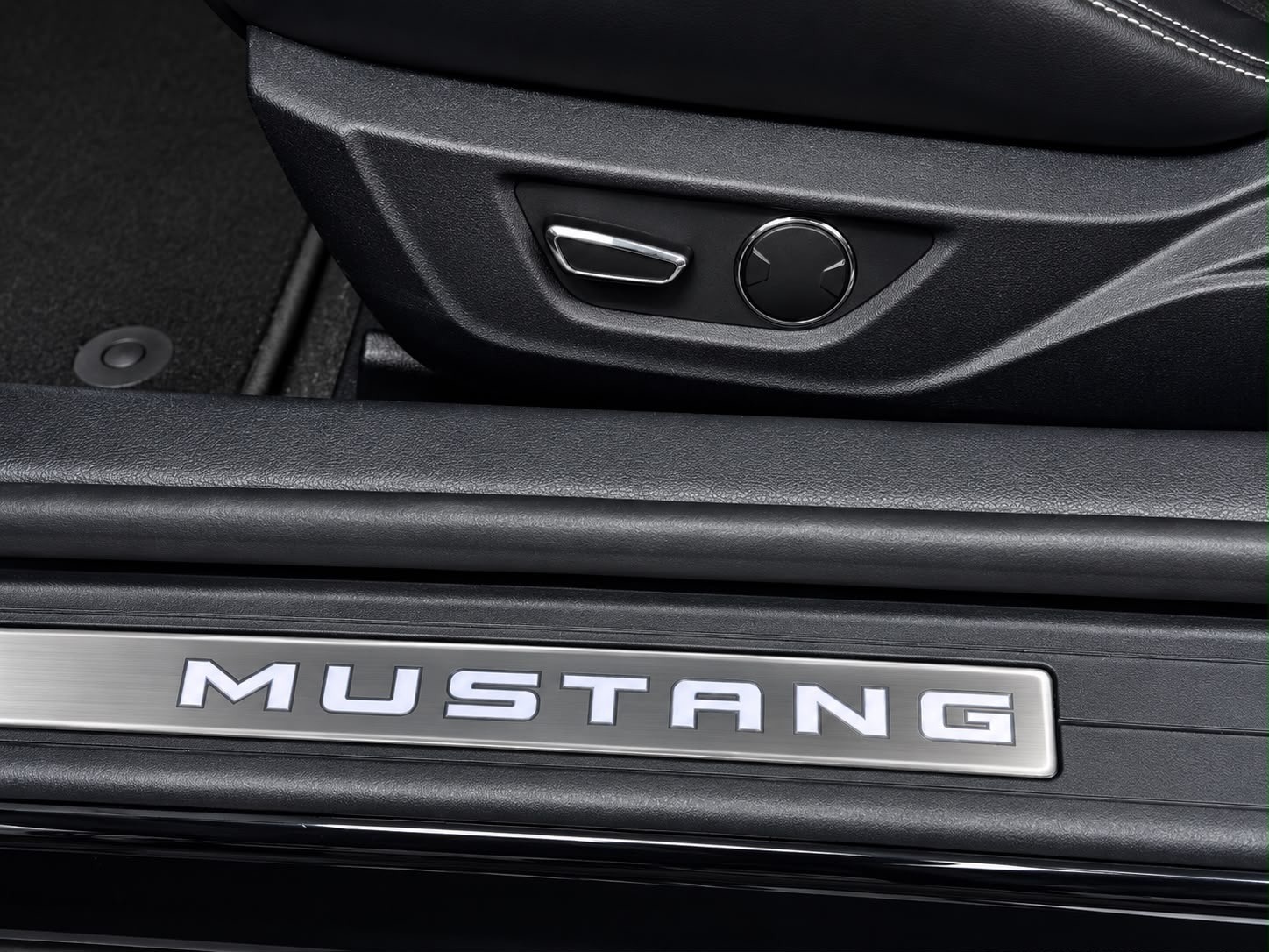 FORD Mustang Fastback 2.3 Automat / All Black / CH- Auto-image-21