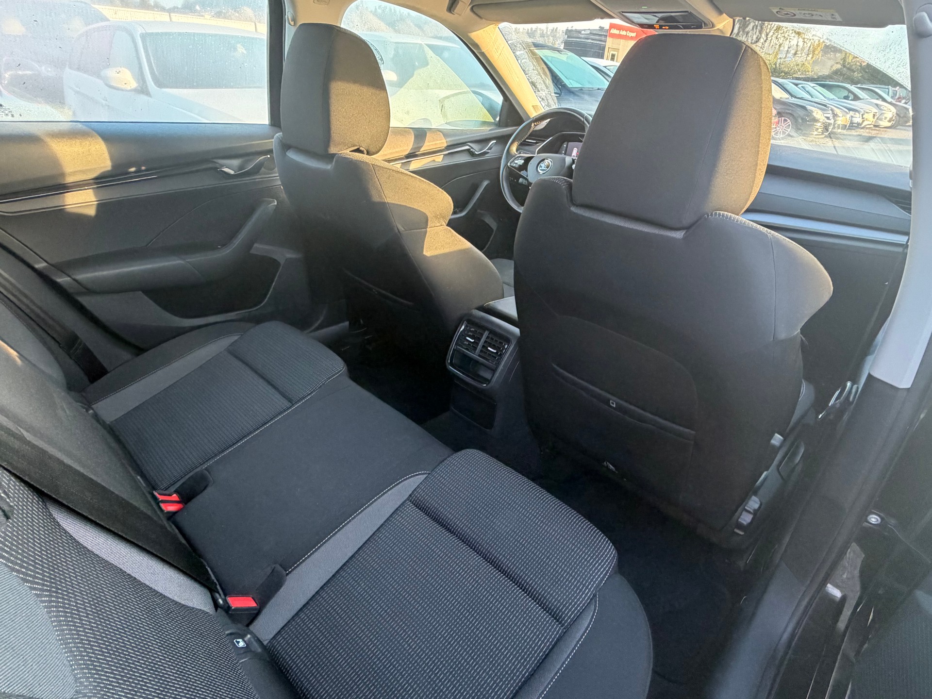 SKODA Octavia Combi 2.0 TDI DSG Ambition-image-8