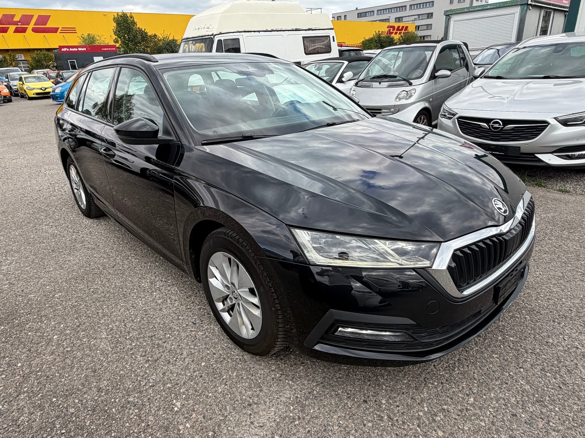 SKODA Octavia Combi 2.0 TDI DSG Ambition-image-2