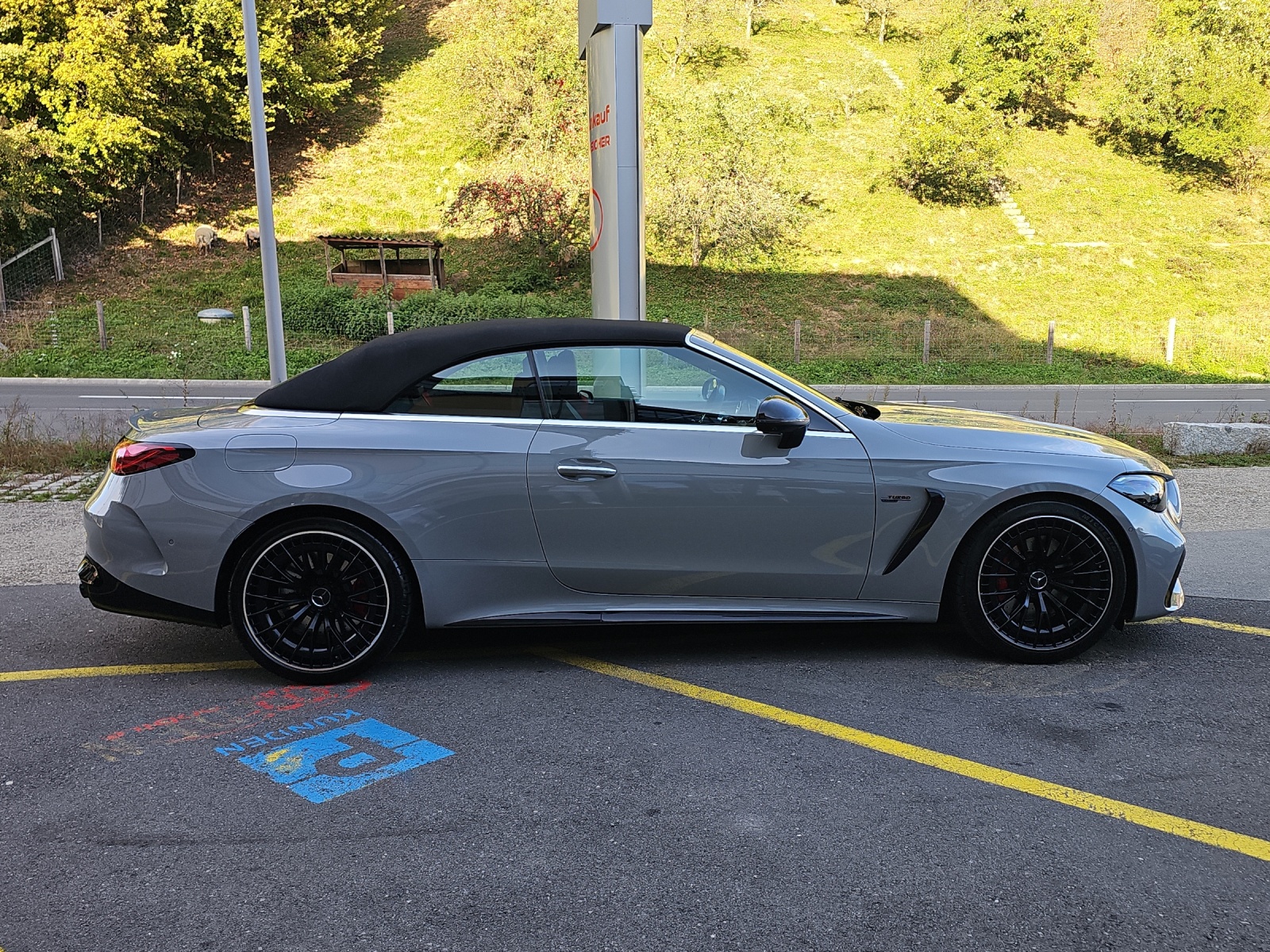 MERCEDES-BENZ CLE AMG 53 Cabrio 4Matic+ 9G-Tronic-image-13