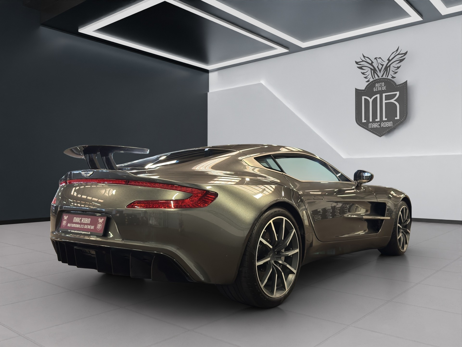 ASTON MARTIN One 77-showroom-element-3