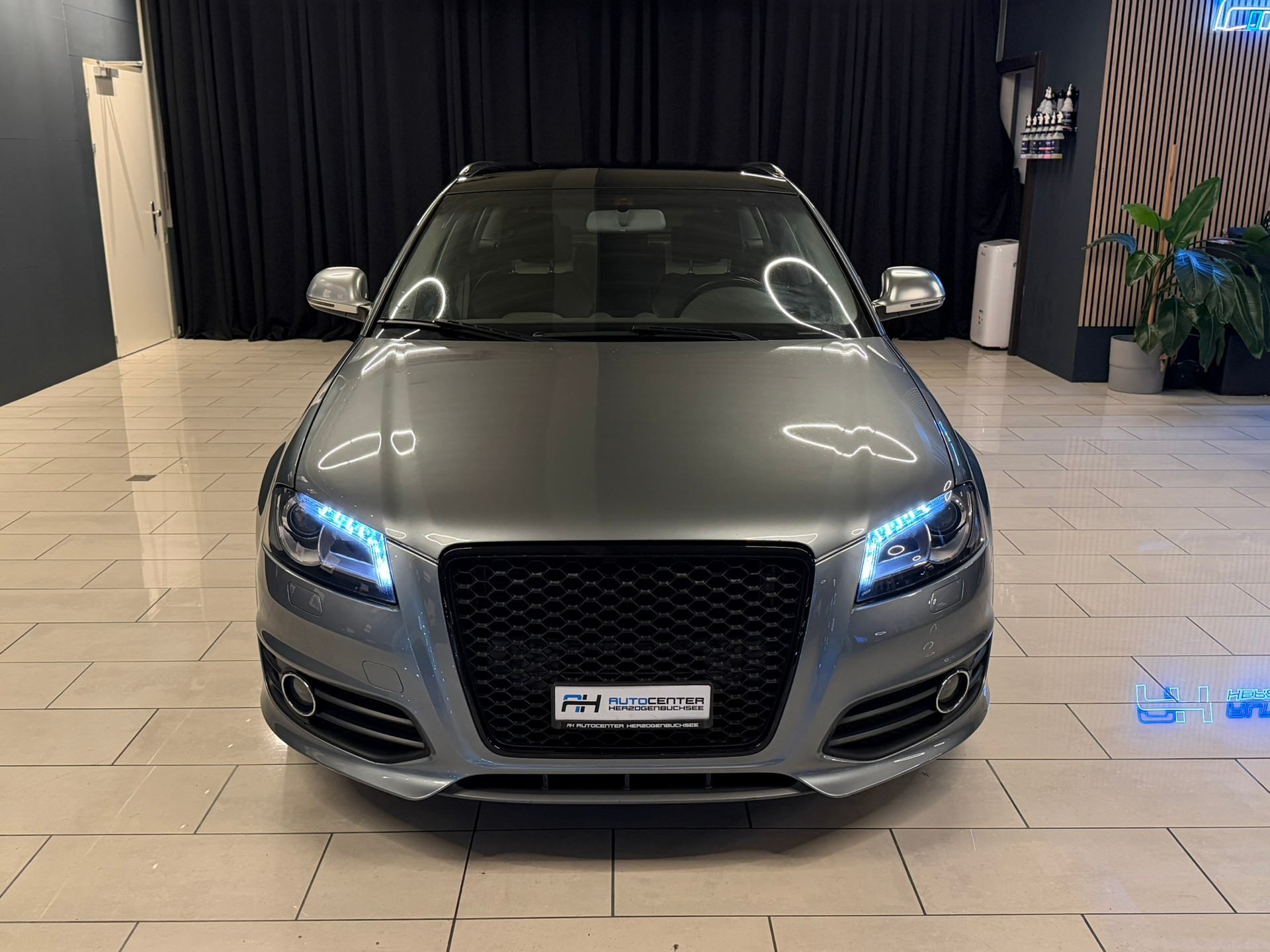 AUDI S3 Sportback 2.0 TFSI quattro S-tronic-showroom-element-1