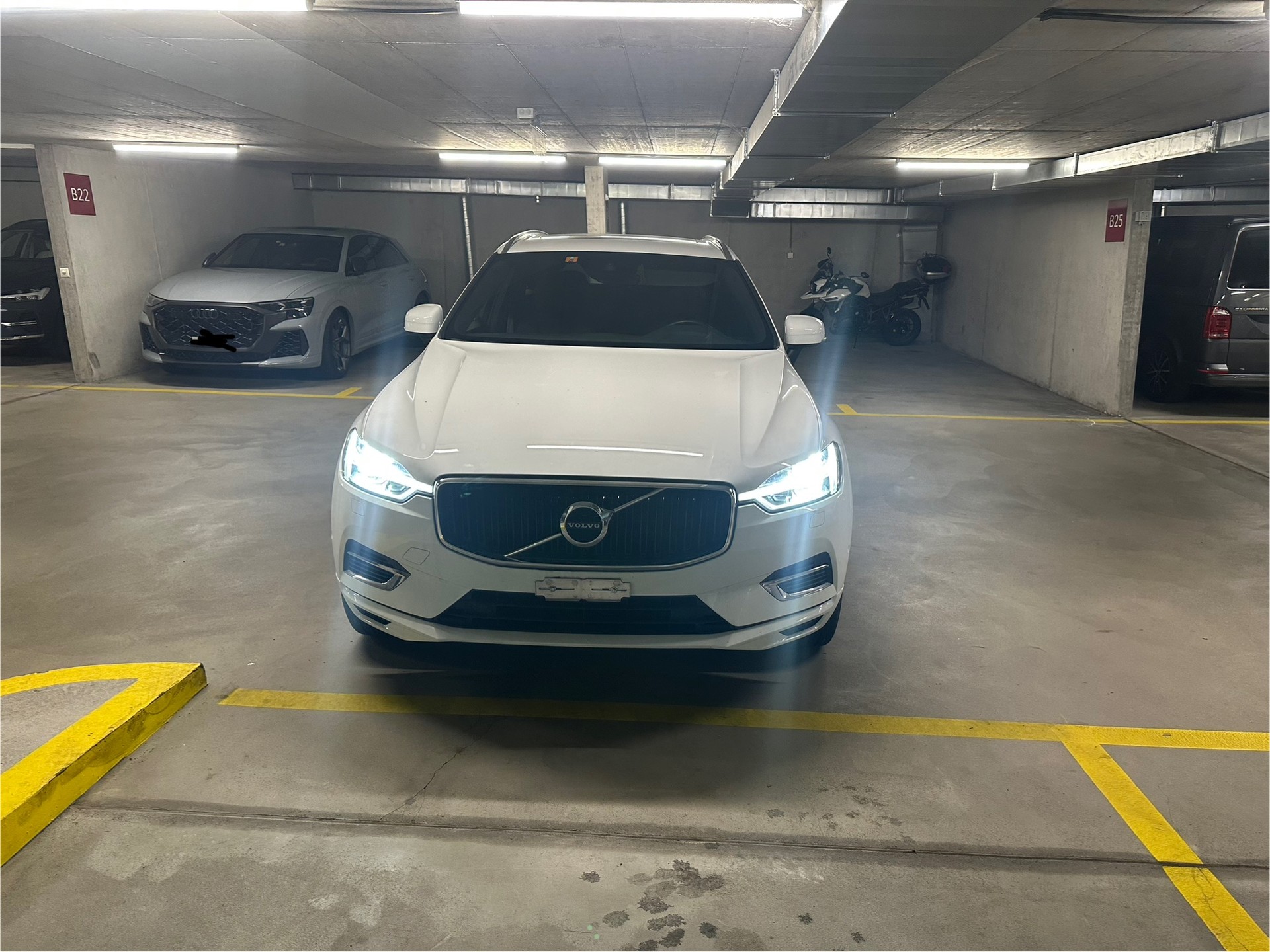 VOLVO XC60 T8 eAWD Momentum Geartronic-image-2