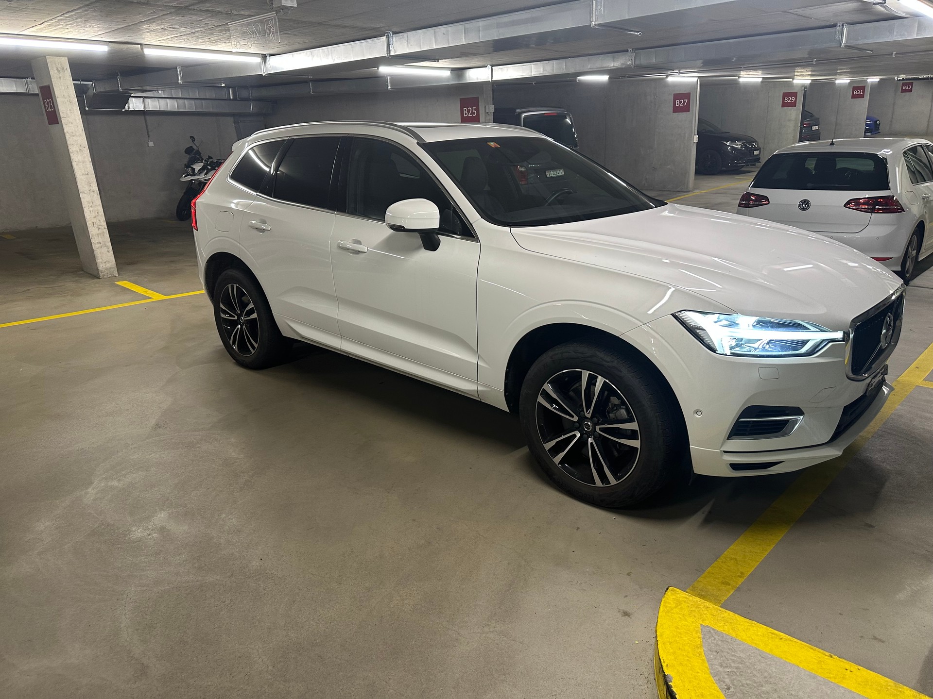 VOLVO XC60 T8 eAWD Momentum Geartronic-image-1