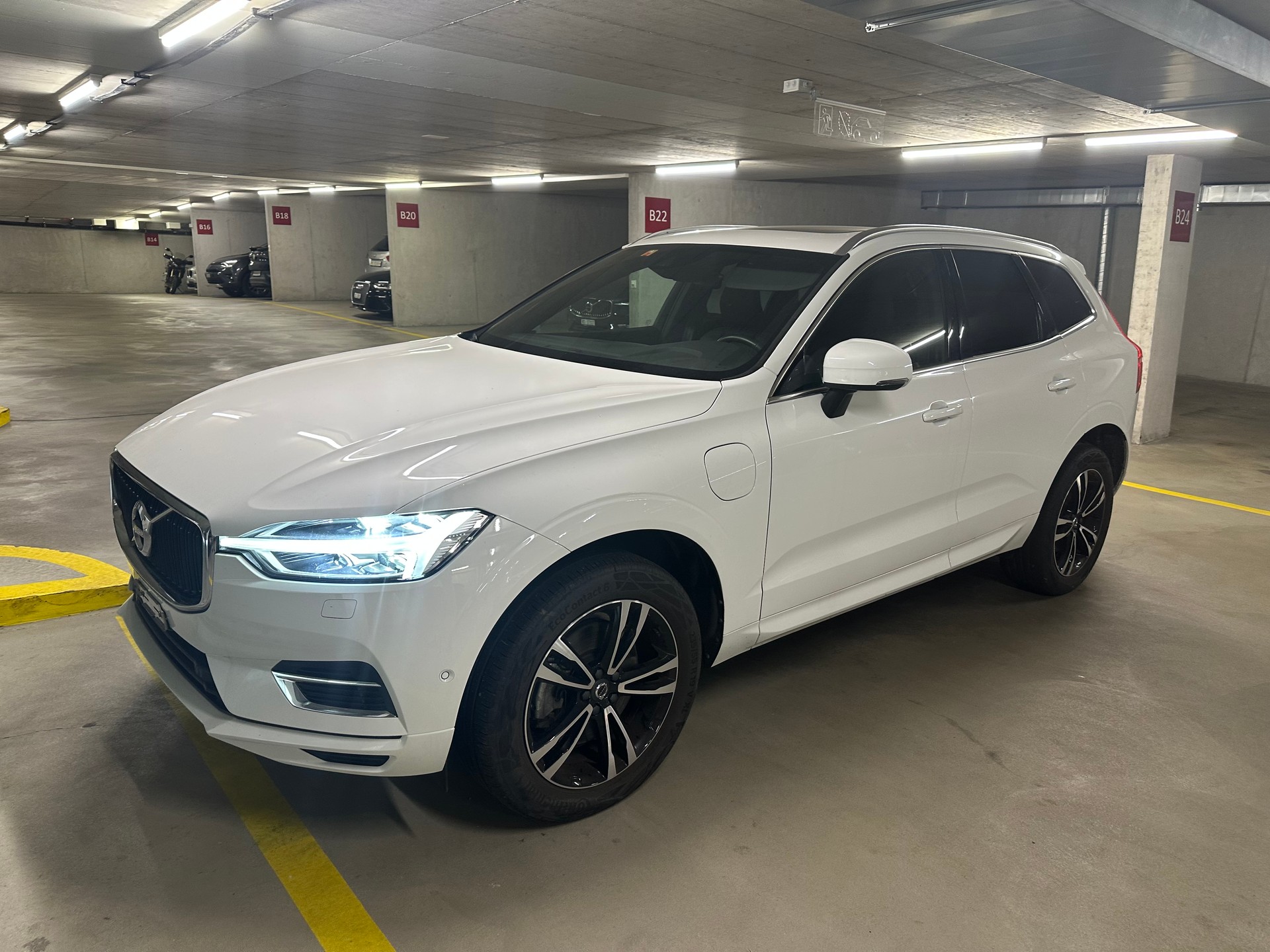 VOLVO XC60 T8 eAWD Momentum Geartronic-image-0
