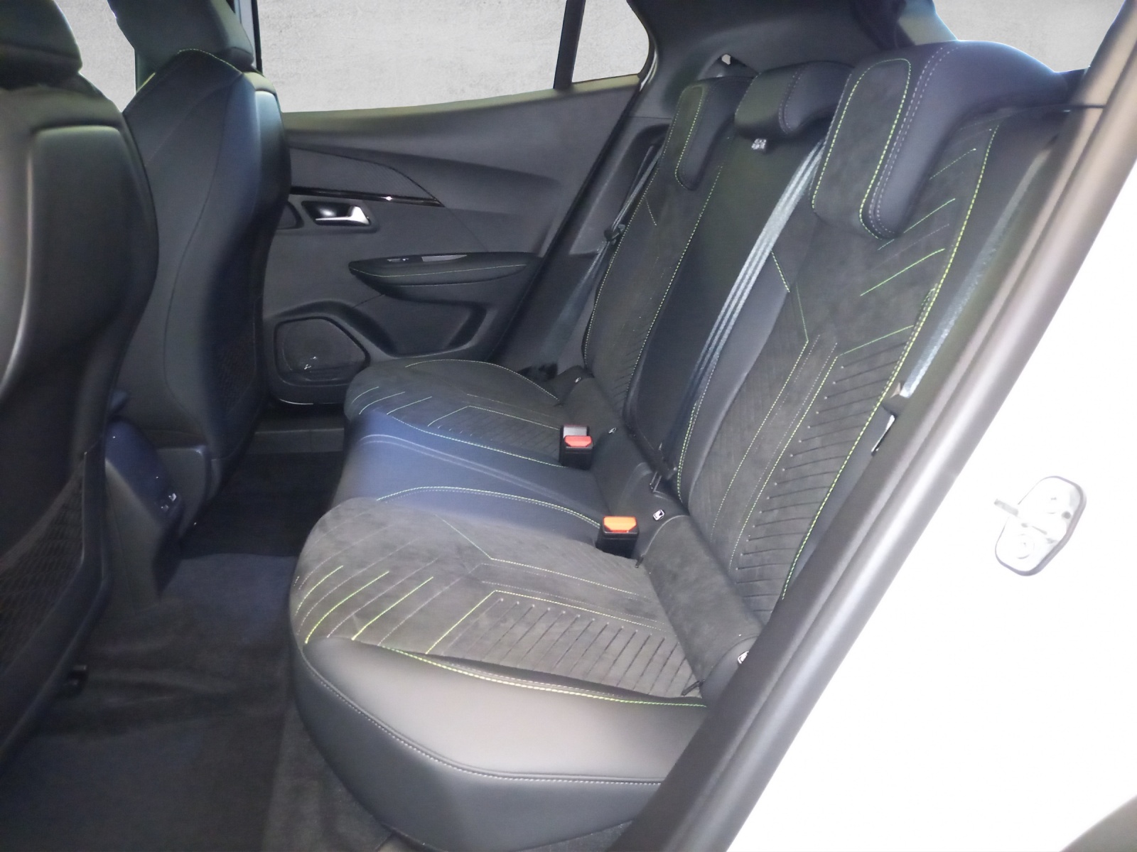 PEUGEOT 2008 e-GT 54kWh-image-12