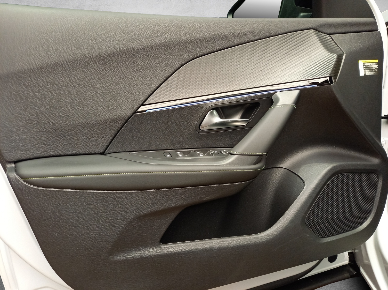 PEUGEOT 2008 e-GT 54kWh-image-11