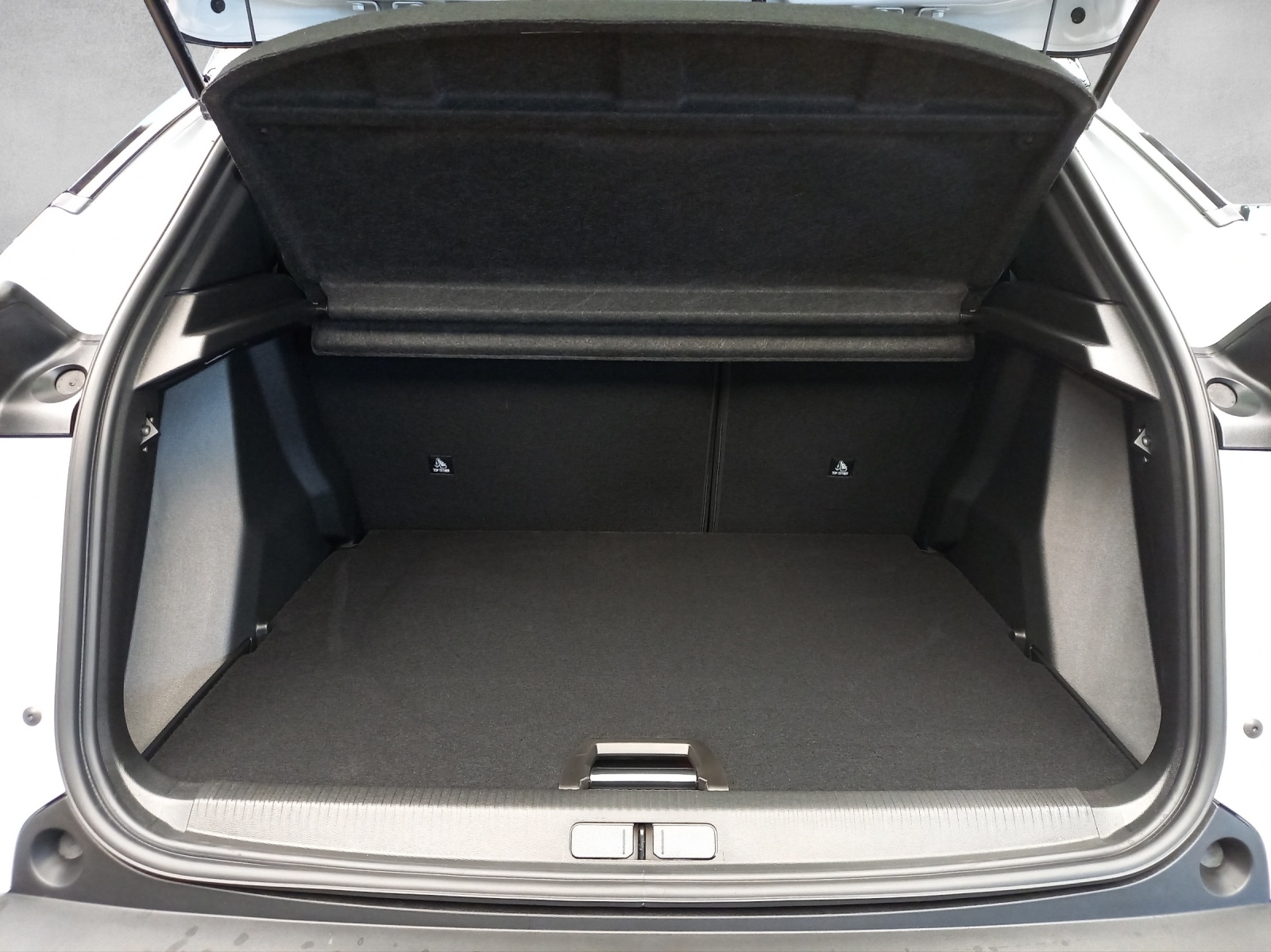 PEUGEOT 2008 e-GT 54kWh-image-13
