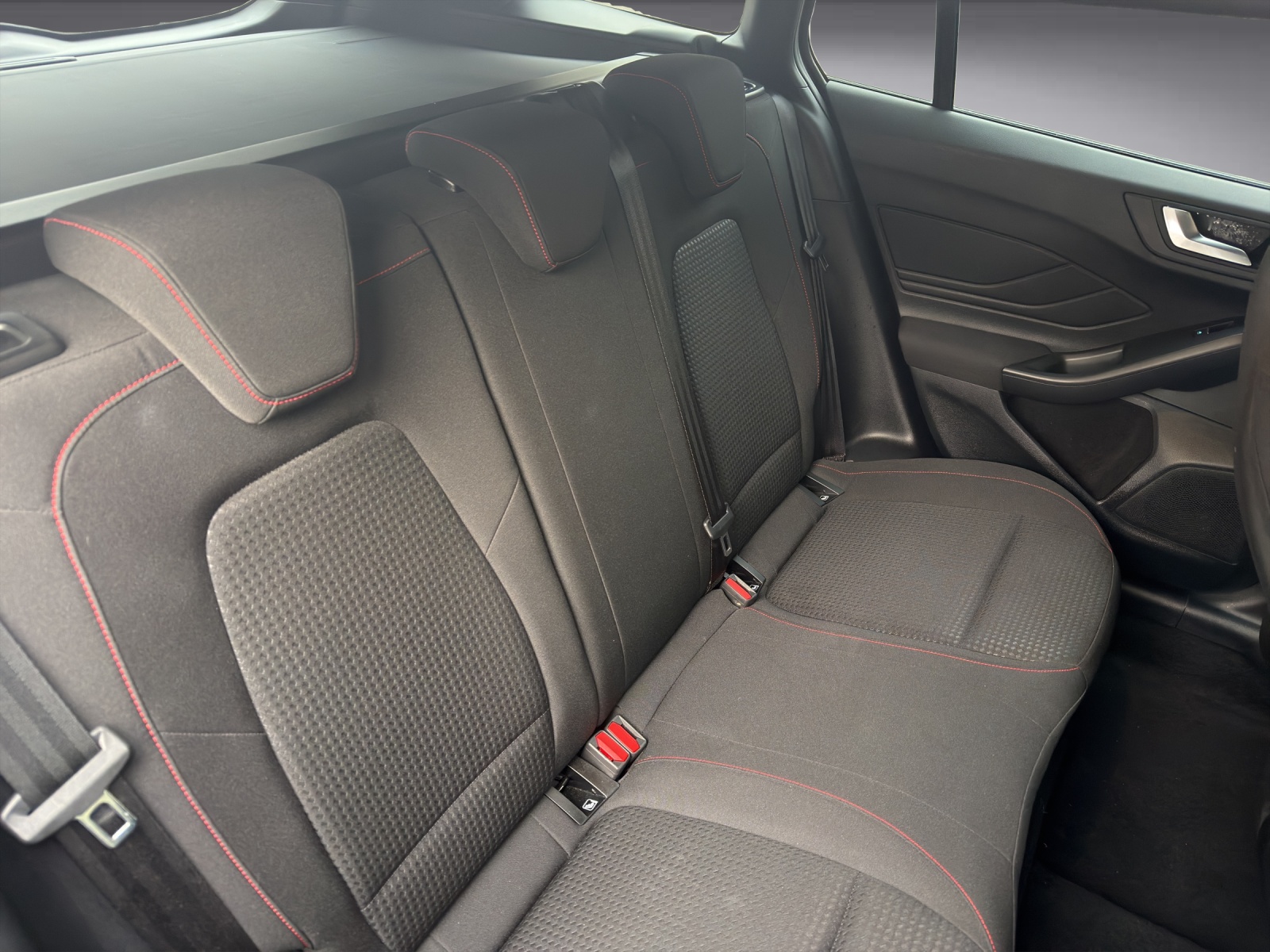 FORD Focus Station Wagon 1.0i EcoB Hybrid 155 ST-Line-image-14