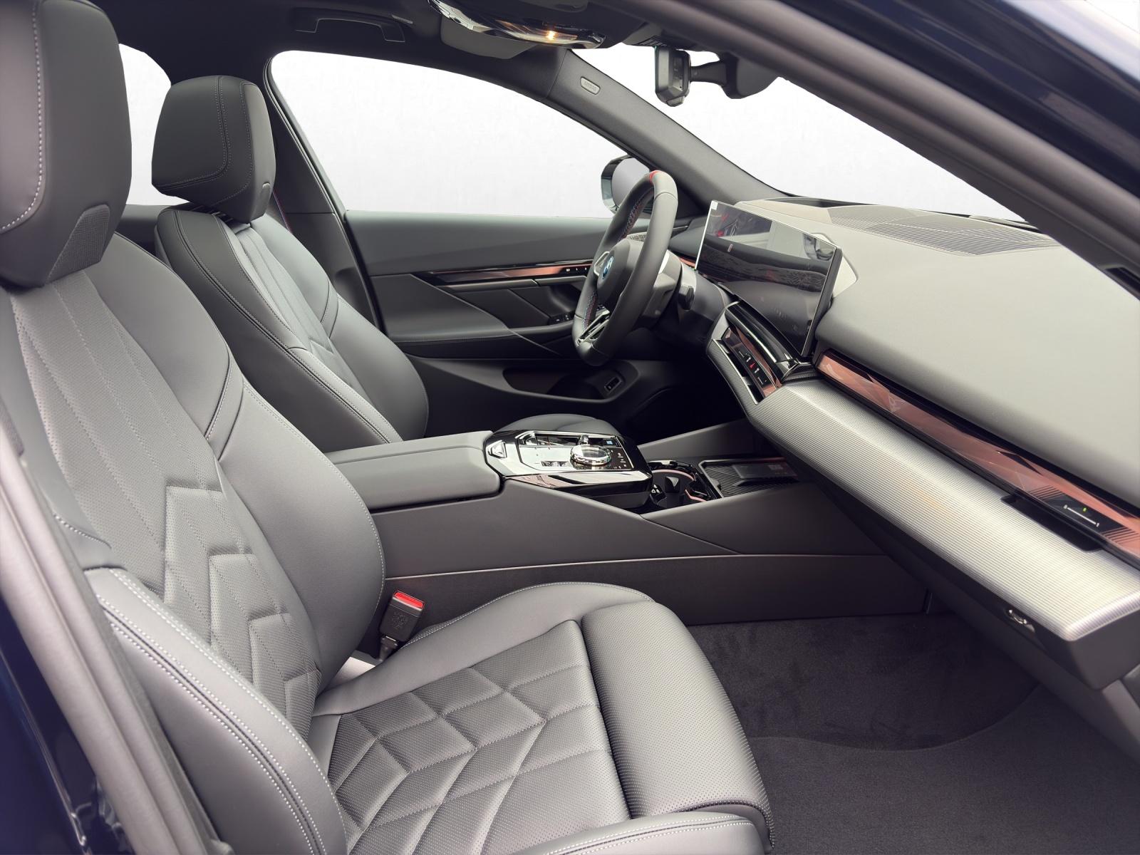 BMW i5 M60 xDrive Touring-image-15