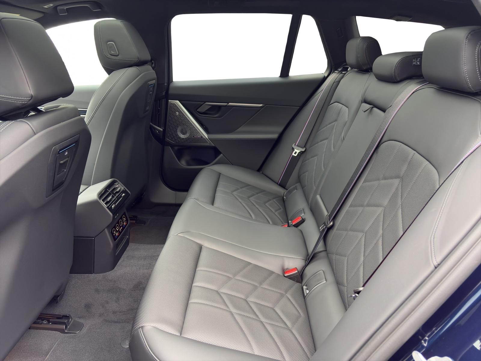 BMW i5 M60 xDrive Touring-image-13