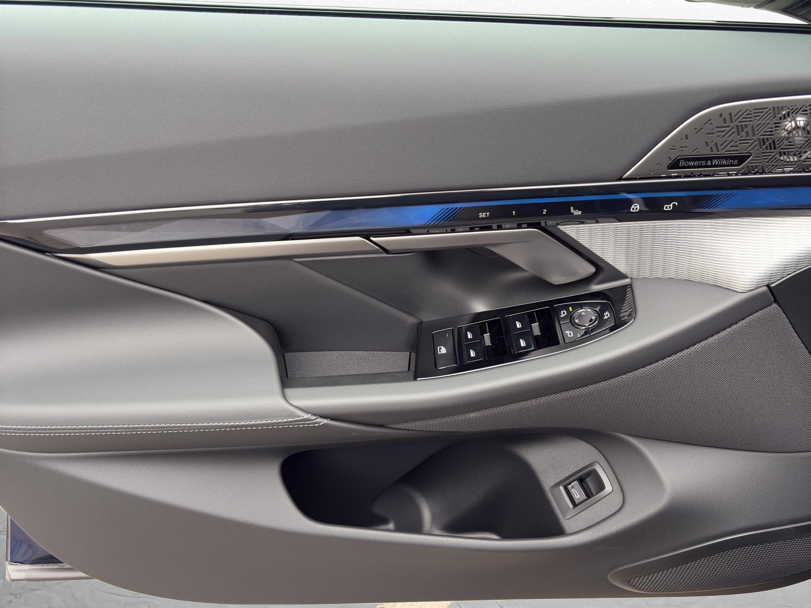 BMW i5 M60 xDrive Touring-image-16