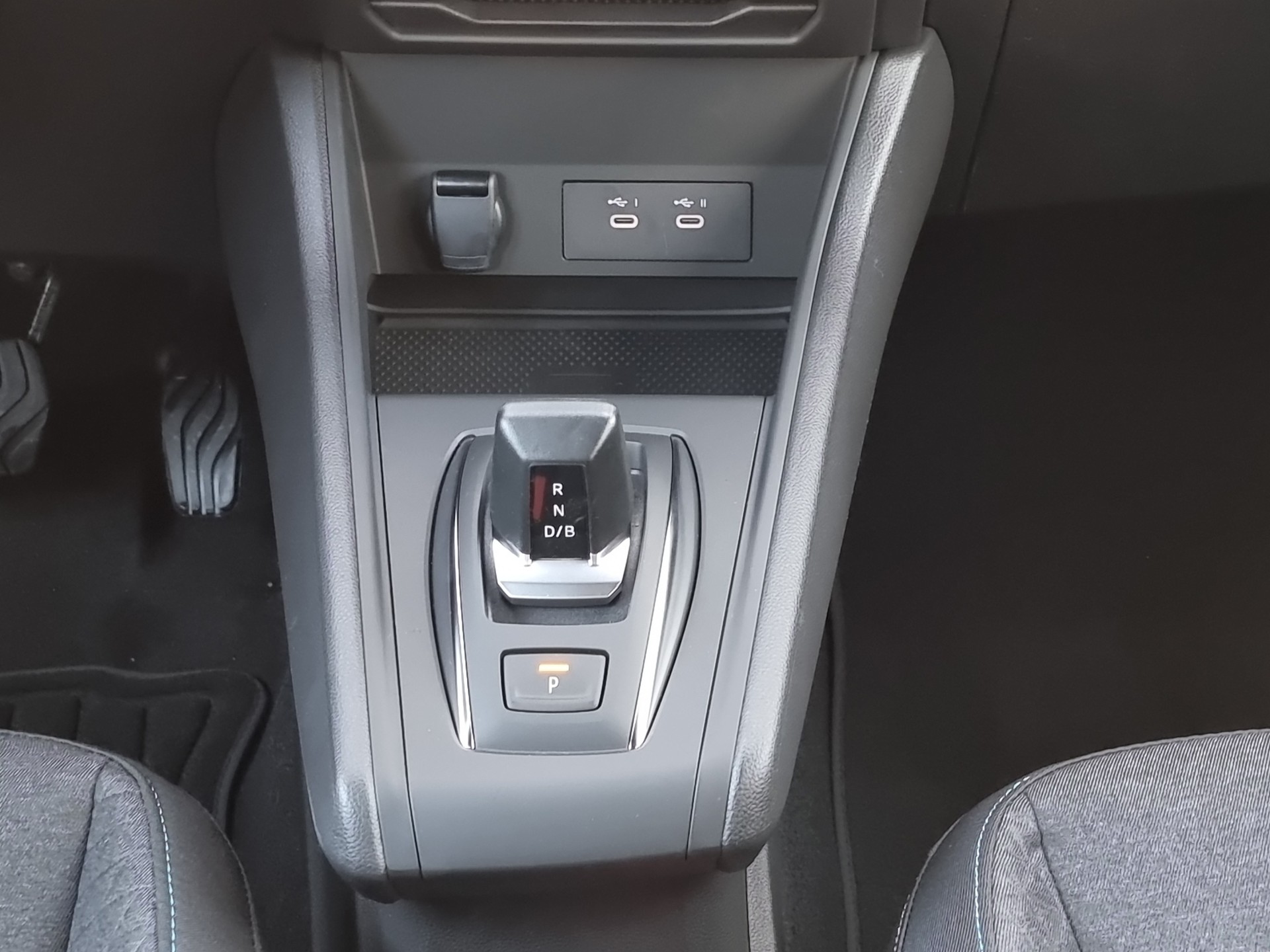 MITSUBISHI Grandis 1.8 HEV Invite+-image-10