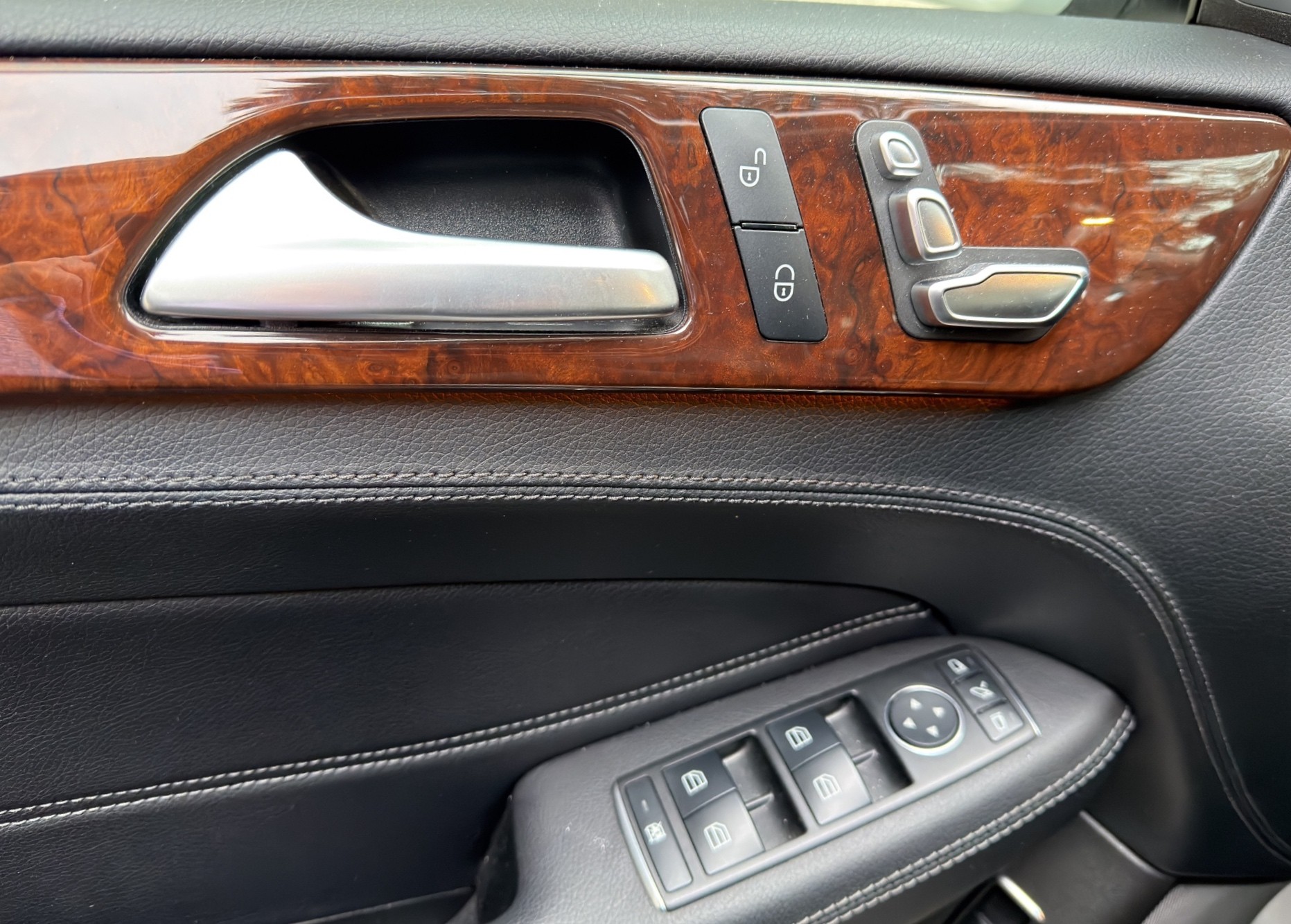 MERCEDES-BENZ GLS 350 d 4Matic 9G-TRONIC-image-25