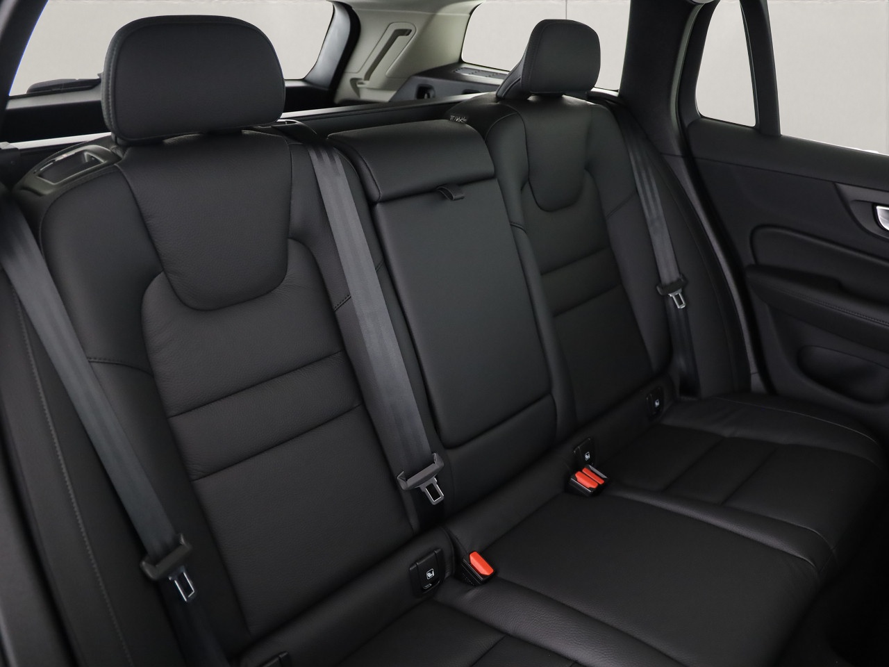 VOLVO V60 2.0 B4 Plus Dark-image-8