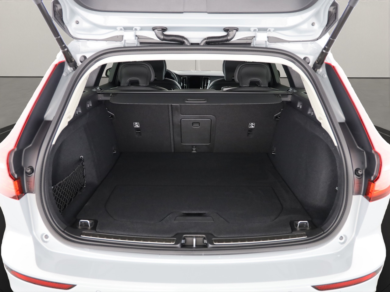 VOLVO V60 2.0 B4 Plus Dark-image-4