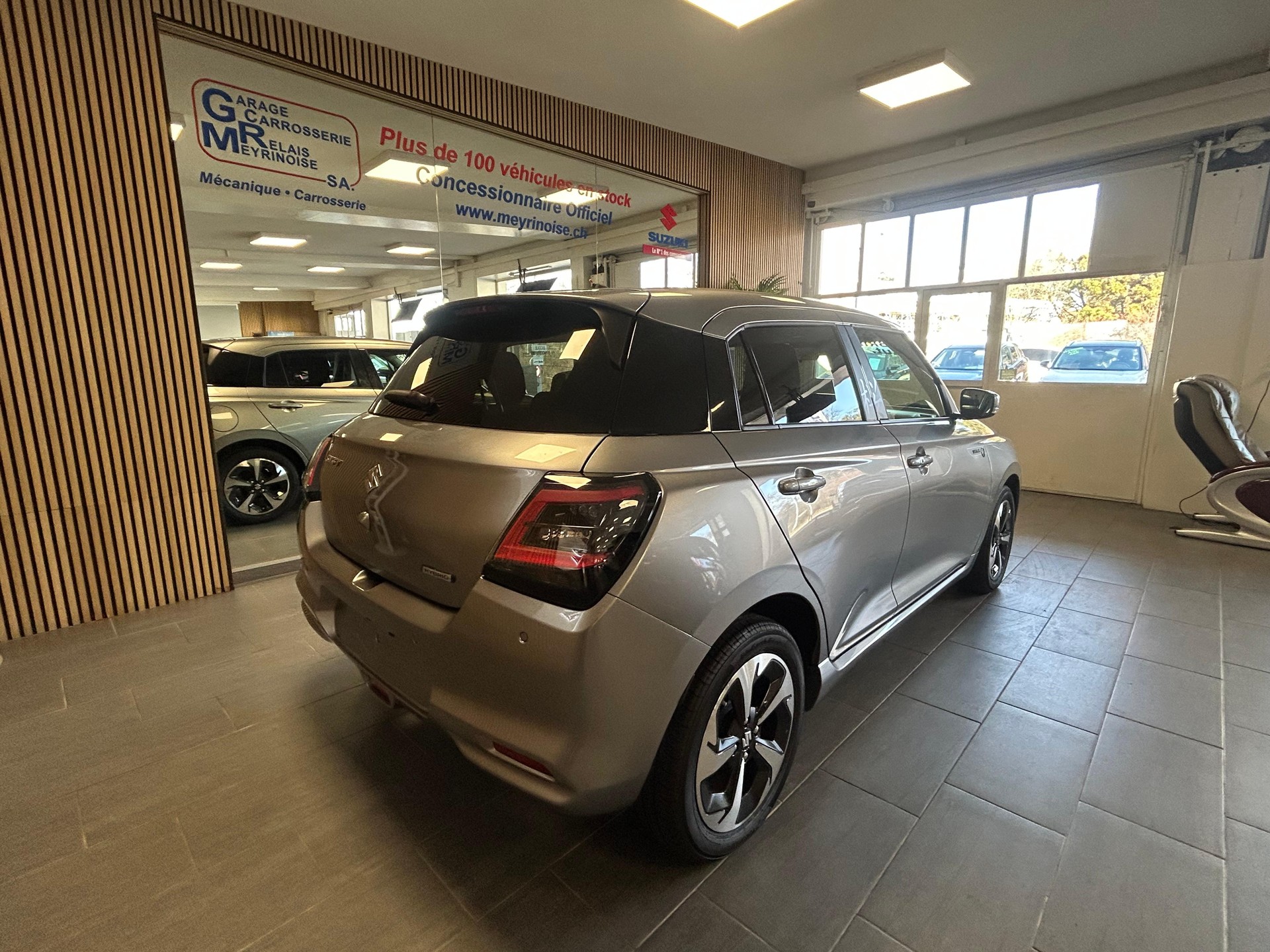 SUZUKI Swift 1.2 Sakura Top Hybrid-image-7