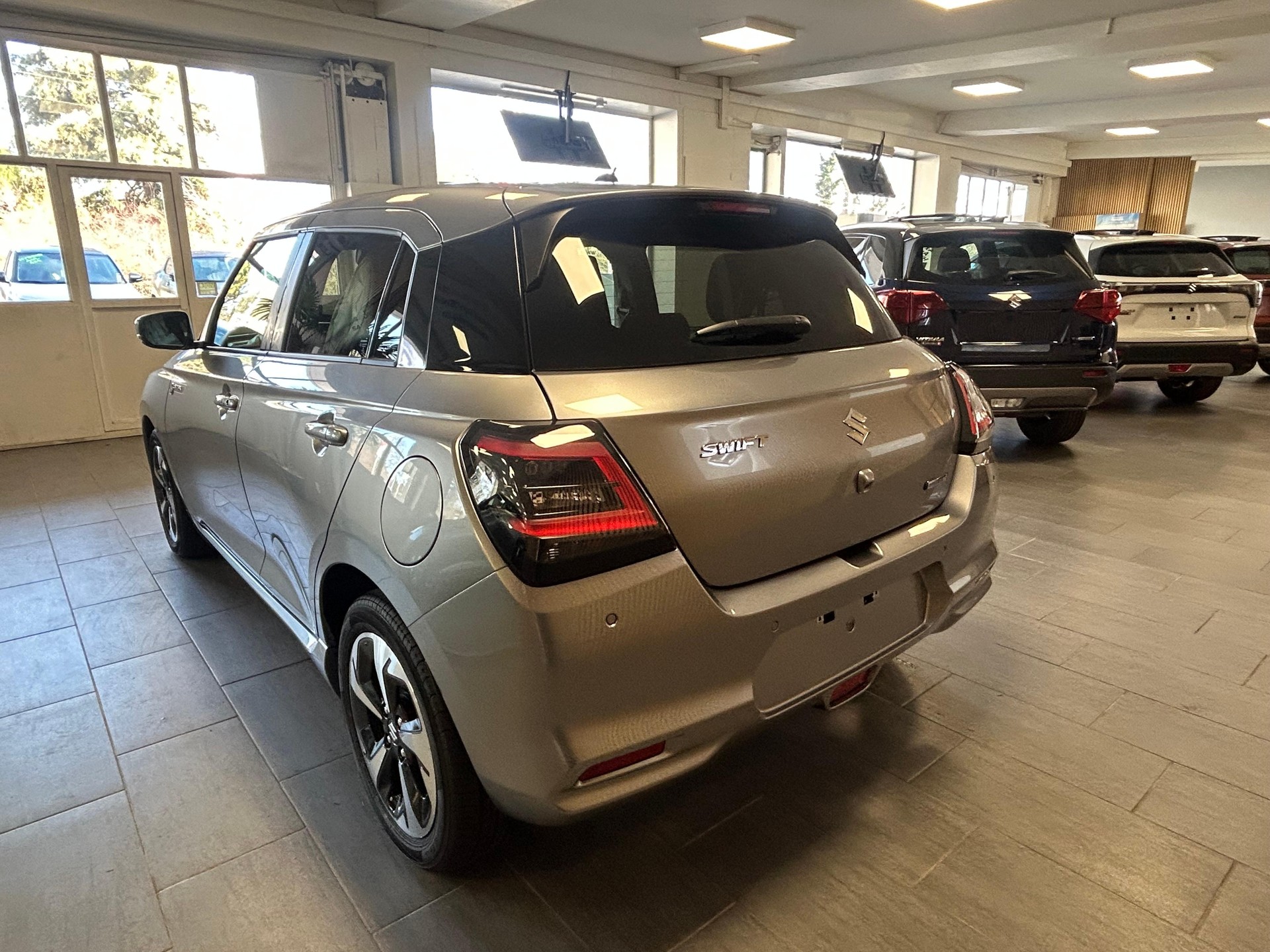 SUZUKI Swift 1.2 Sakura Top Hybrid-image-5