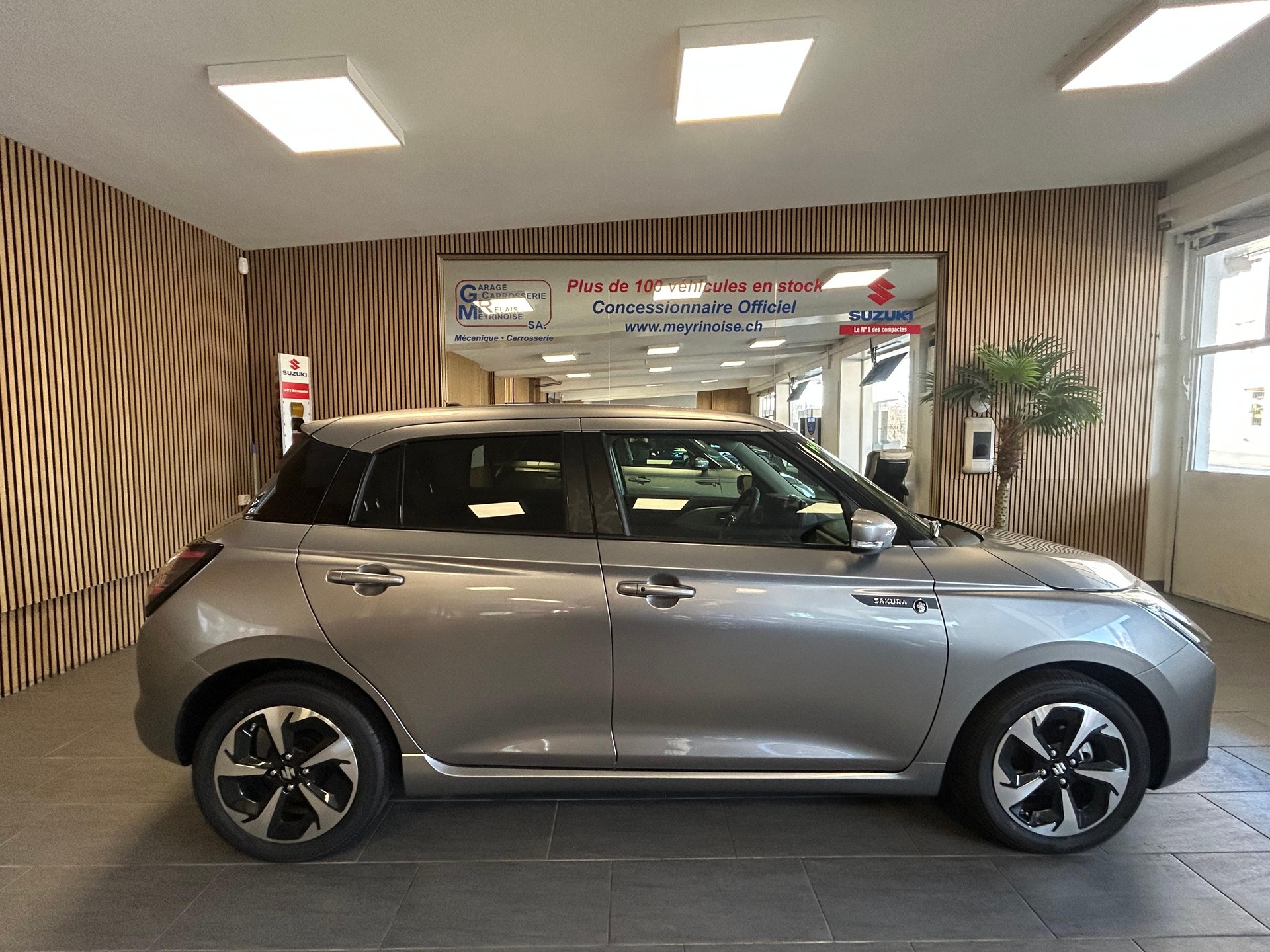 SUZUKI Swift 1.2 Sakura Top Hybrid-image-0