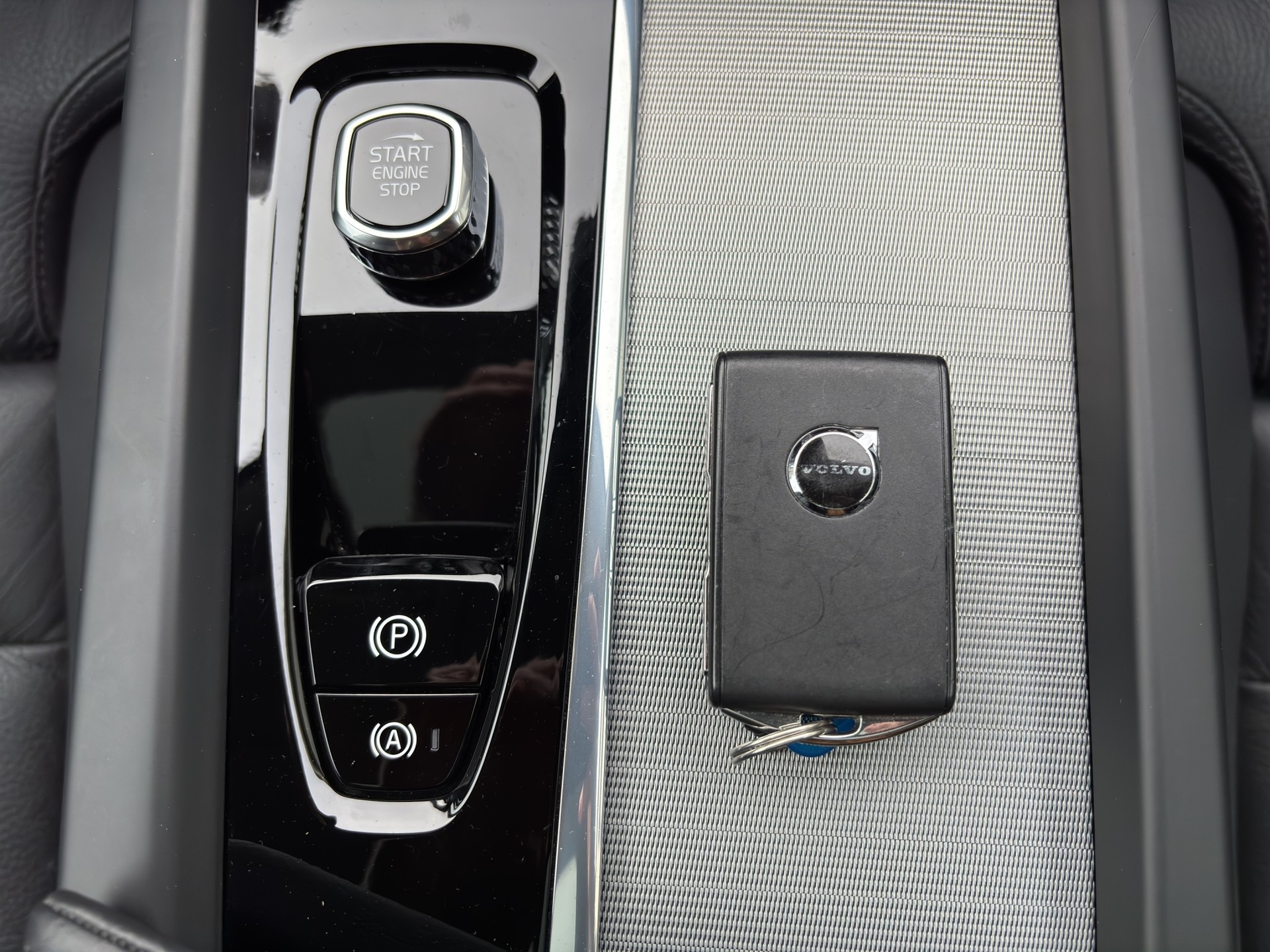 VOLVO XC60 2.0 T6 TE Plus Dark eAWD-image-21