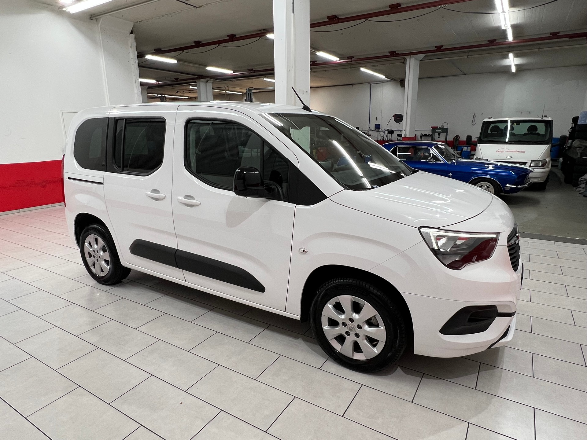 OPEL Combo Life 1.2 Elegance Automat-image-2