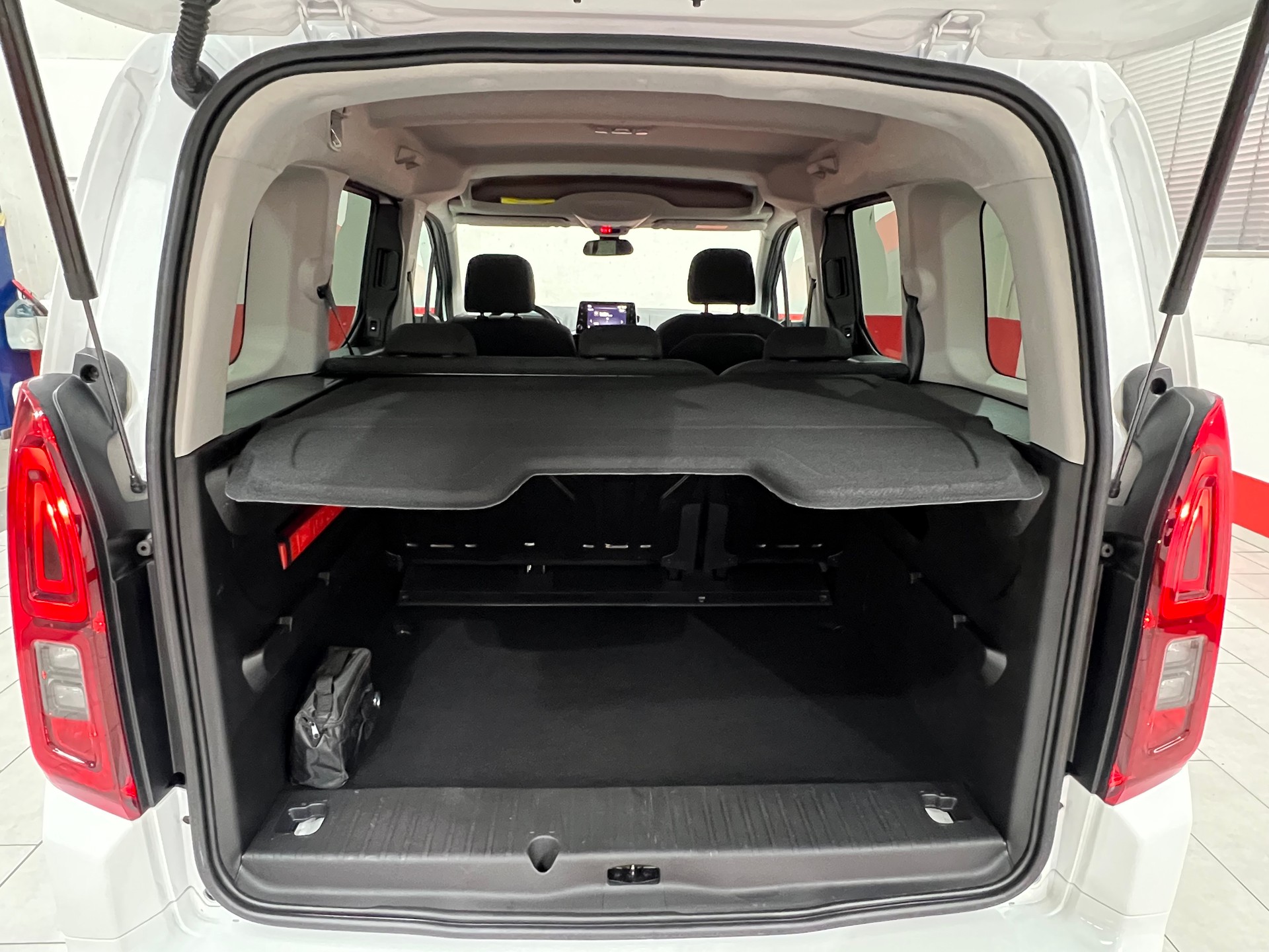 OPEL Combo Life 1.2 Elegance Automat-image-15