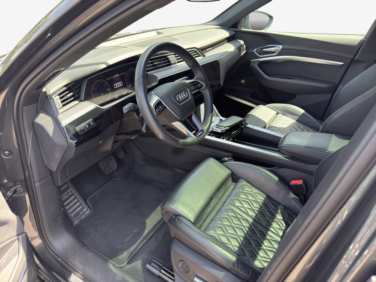 AUDI e-tron S Sportback quattro-image-8