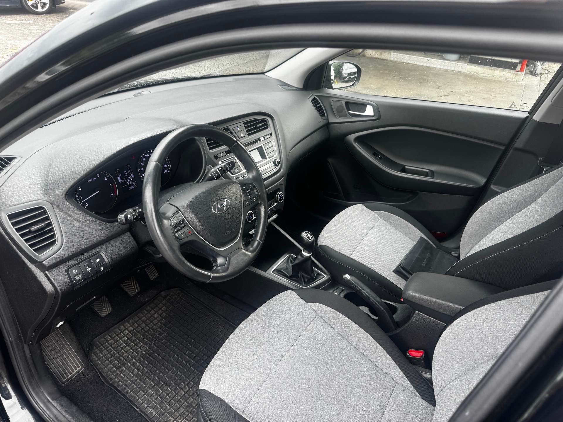 HYUNDAI i20 1.2 Amplia-image-4
