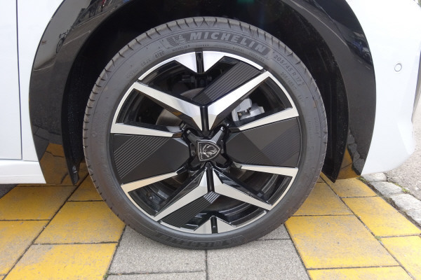 PEUGEOT 208 1.2 MHEV 145 GT-image-10