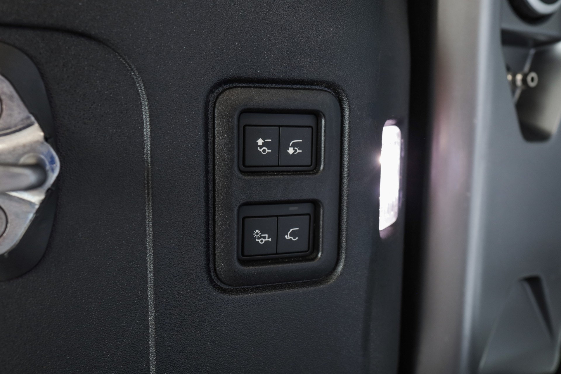 LAND ROVER Defender 90 P400 I6 HSE 3.0 AT8-image-19