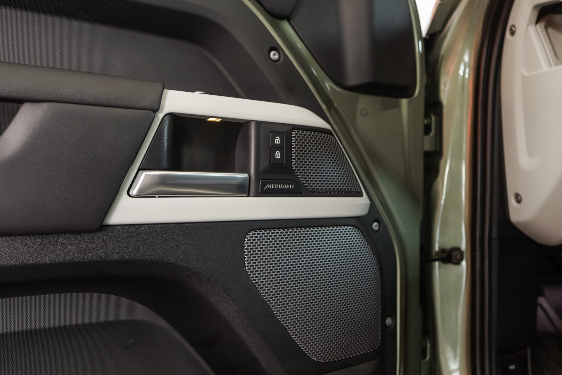 LAND ROVER Defender 90 P400 I6 HSE 3.0 AT8-image-18