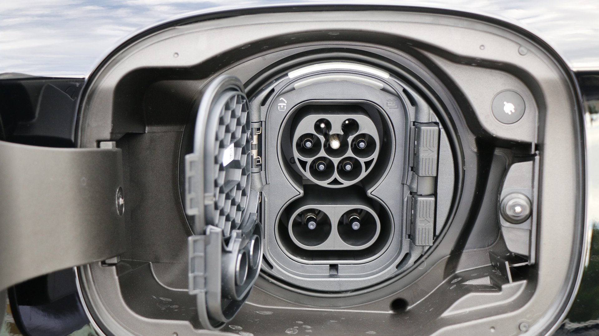 MERCEDES-BENZ GLC 300 de 4MATIC Coupé with EQ-Star Hybrid-image-17