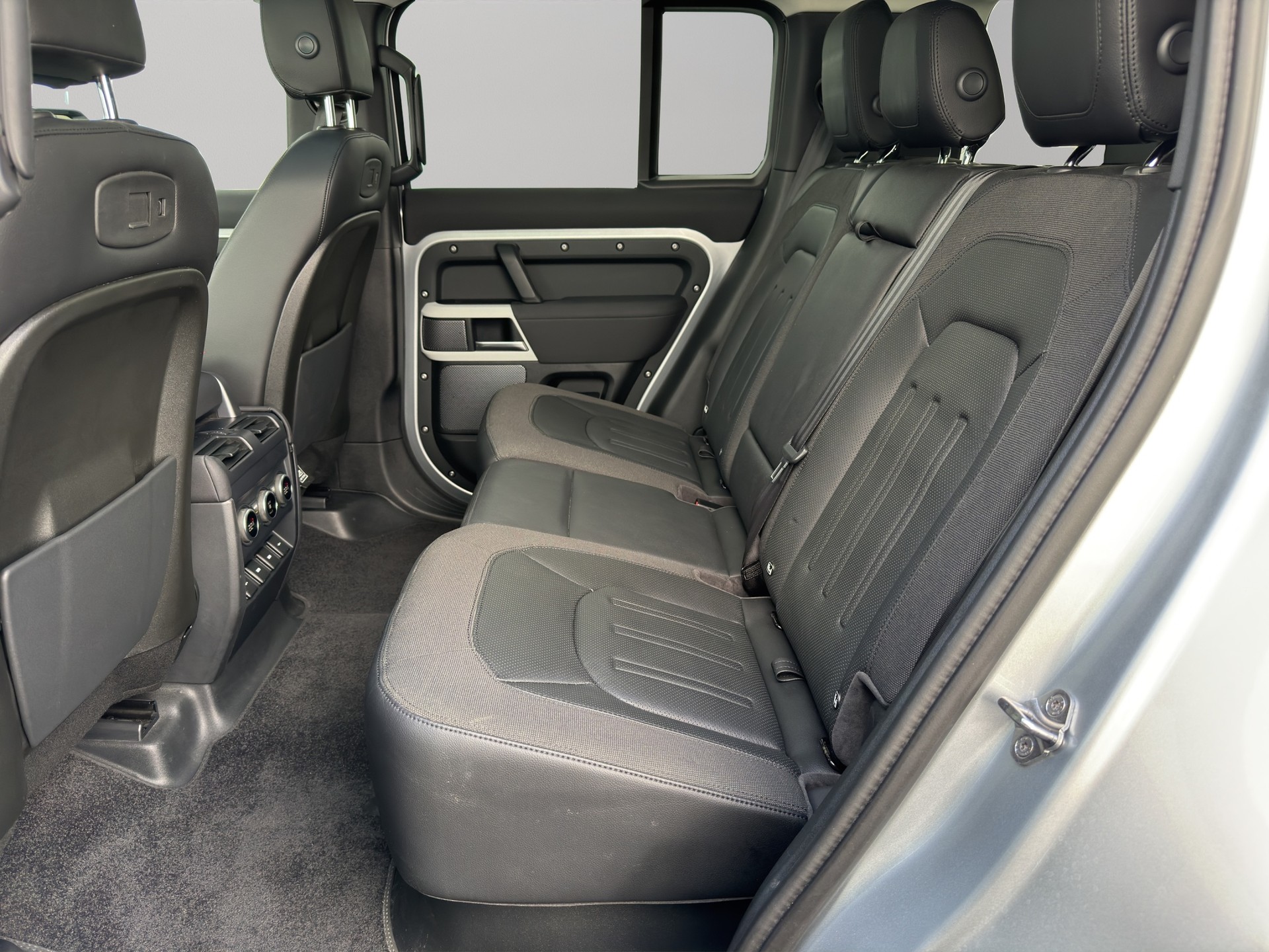 LAND ROVER Defender 110 2.0 SD4 240 First Edition-image-16