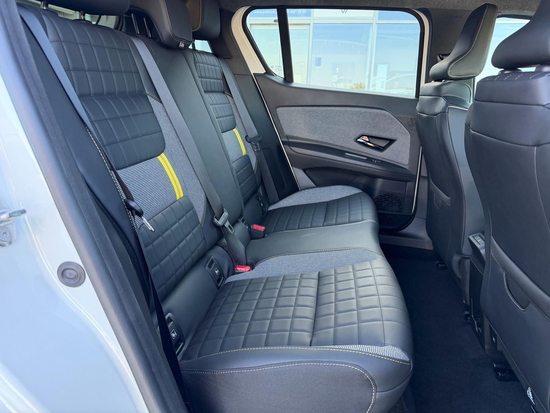 RENAULT R4 E-Tech Comfort Range 52 kWh Iconic-image-9