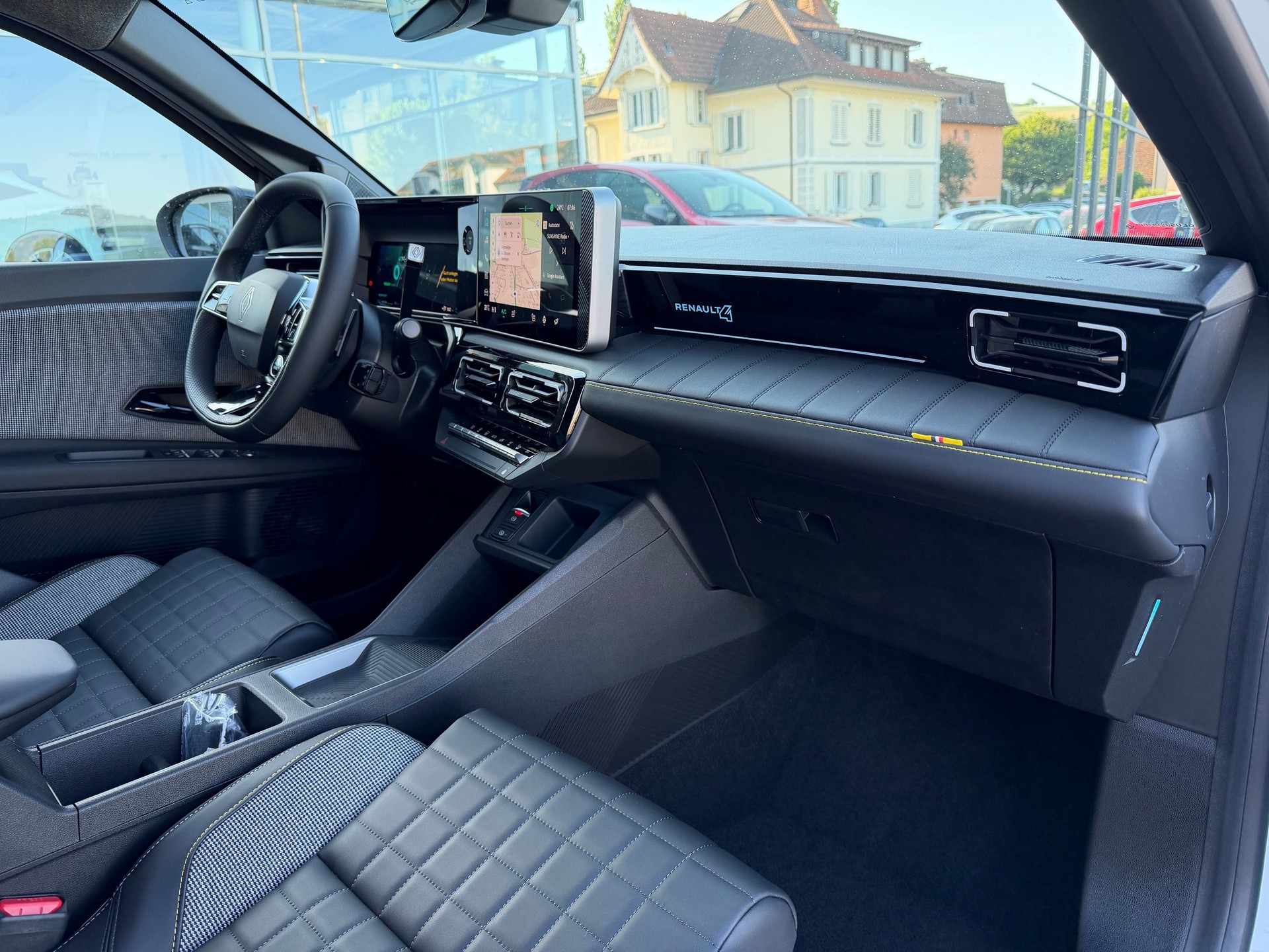 RENAULT R4 E-Tech Comfort Range 52 kWh Iconic-image-5