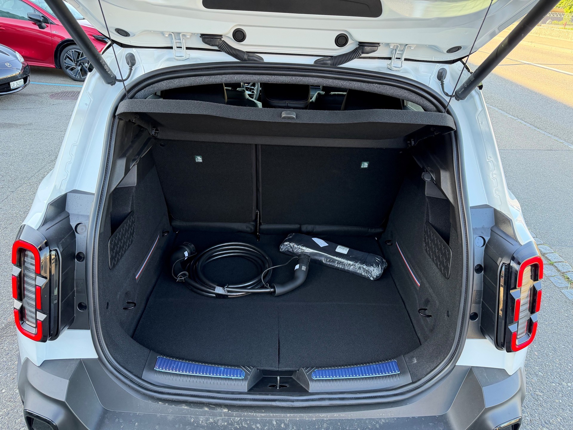 RENAULT R4 E-Tech Comfort Range 52 kWh Iconic-image-10